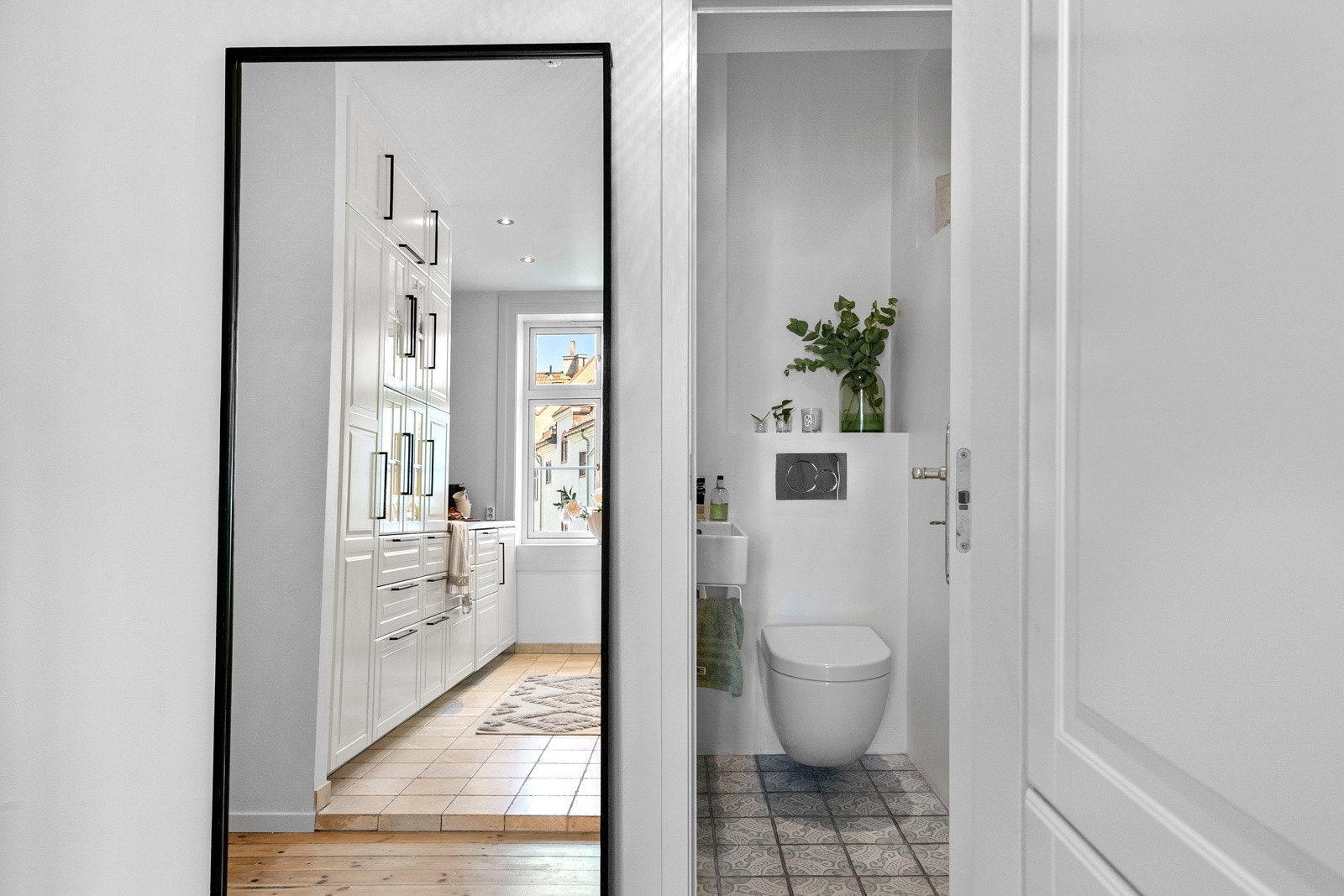 Separat WC med inngang fra entré Galleribilde