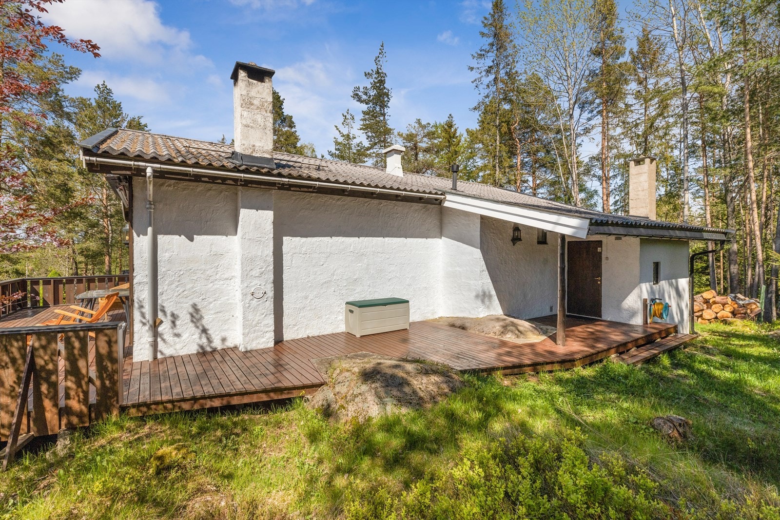 Terrasse på 3 sider av hytta Galleribilde