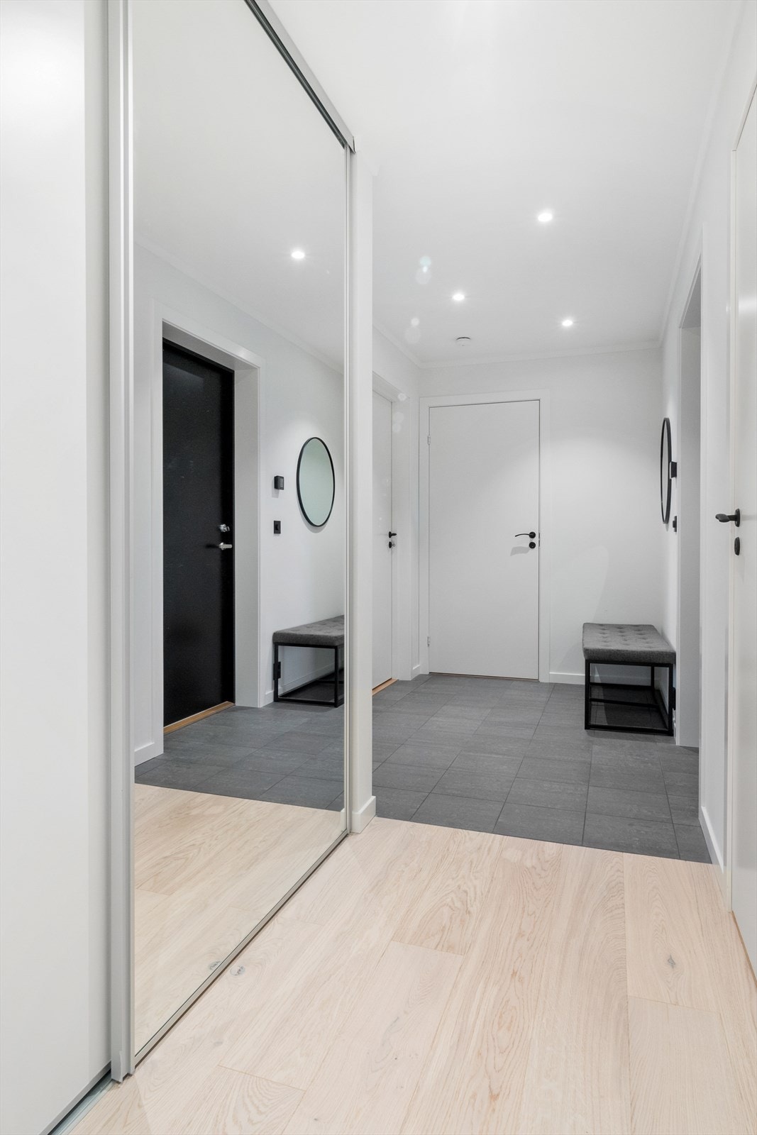 Innbydende gang med garderobeskap med speilfronter. Galleribilde