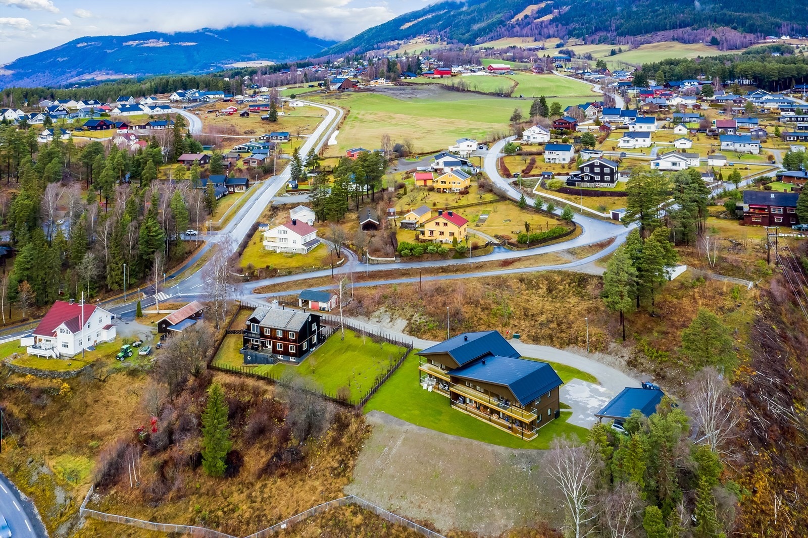 Leilighet ligger på en av Ringebus beste tomter. Tomten ligger i høyden som gir en flott utsikt. Galleribilde