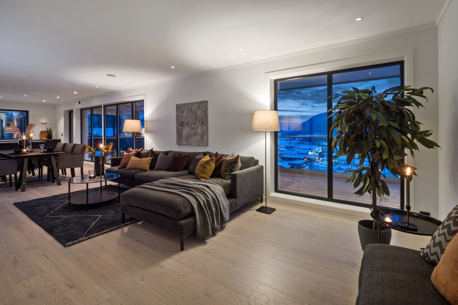 Leiligheten har et stort og åpent stue-, spisestue,- og kjøkkenrom Galleribilde