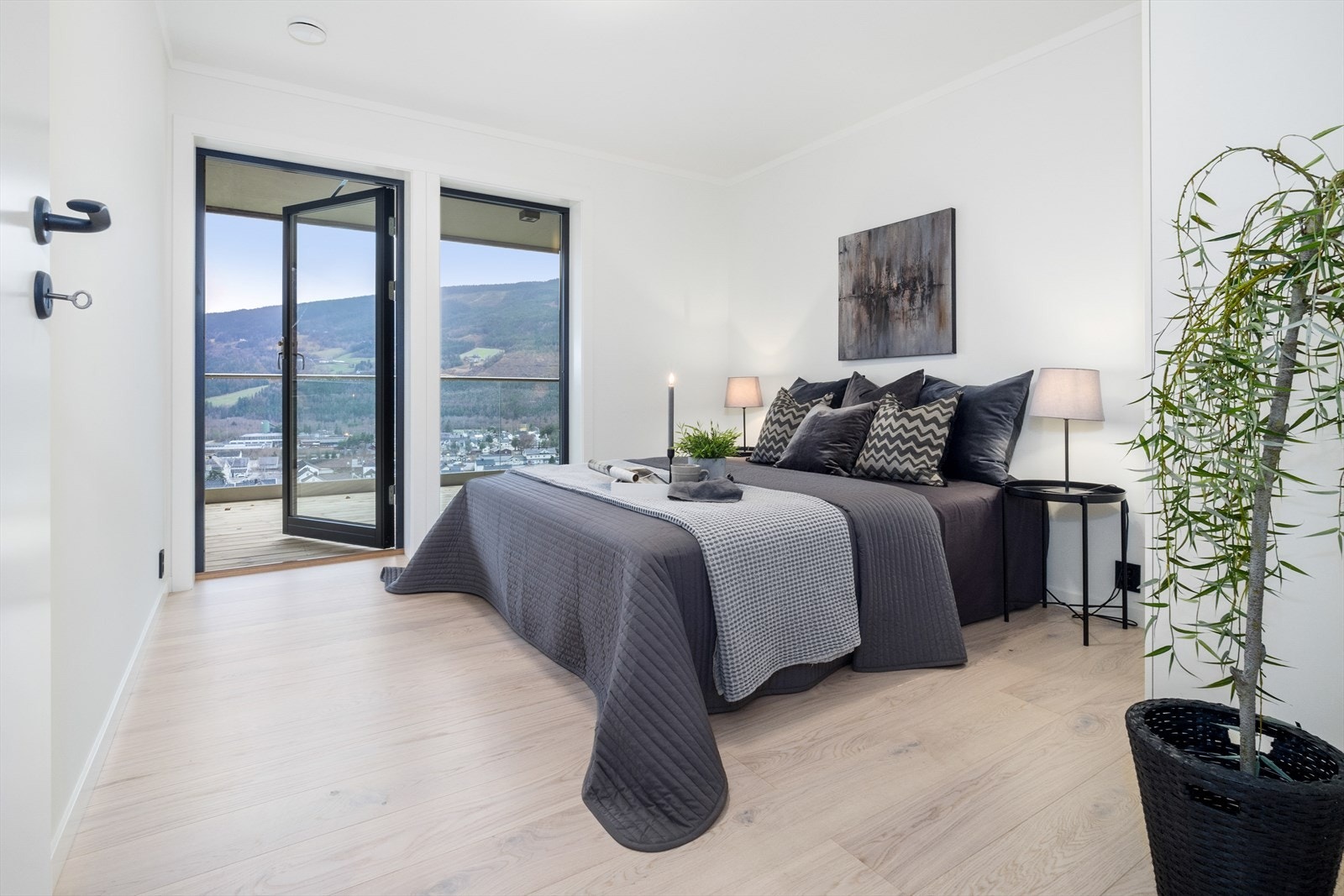 Hovedsoverommet med utgang til terrassen. Galleribilde