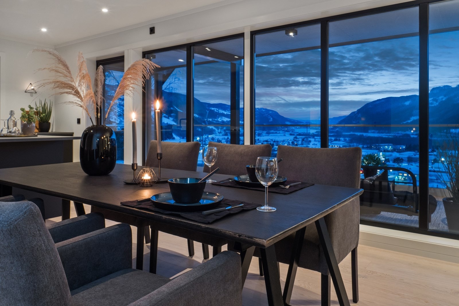 Fra spisestuen kan man også nyte den flotte utsikten mot vest Galleribilde