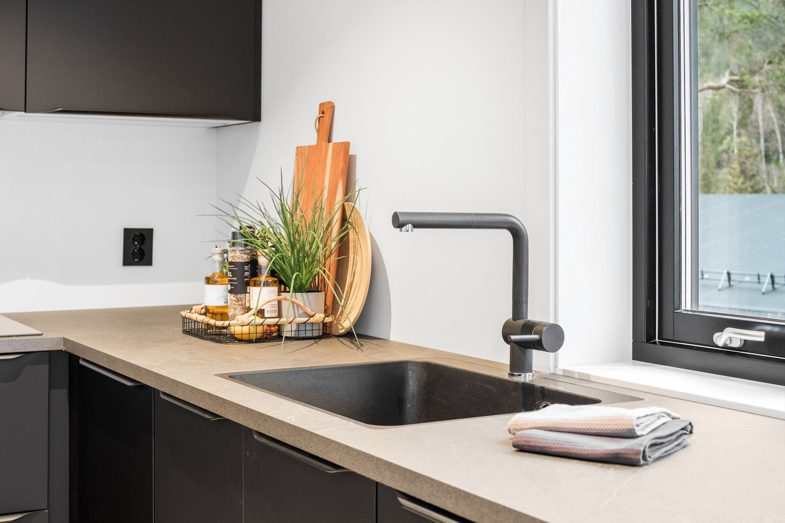 Innredningen har godt med benkeplass. Galleribilde