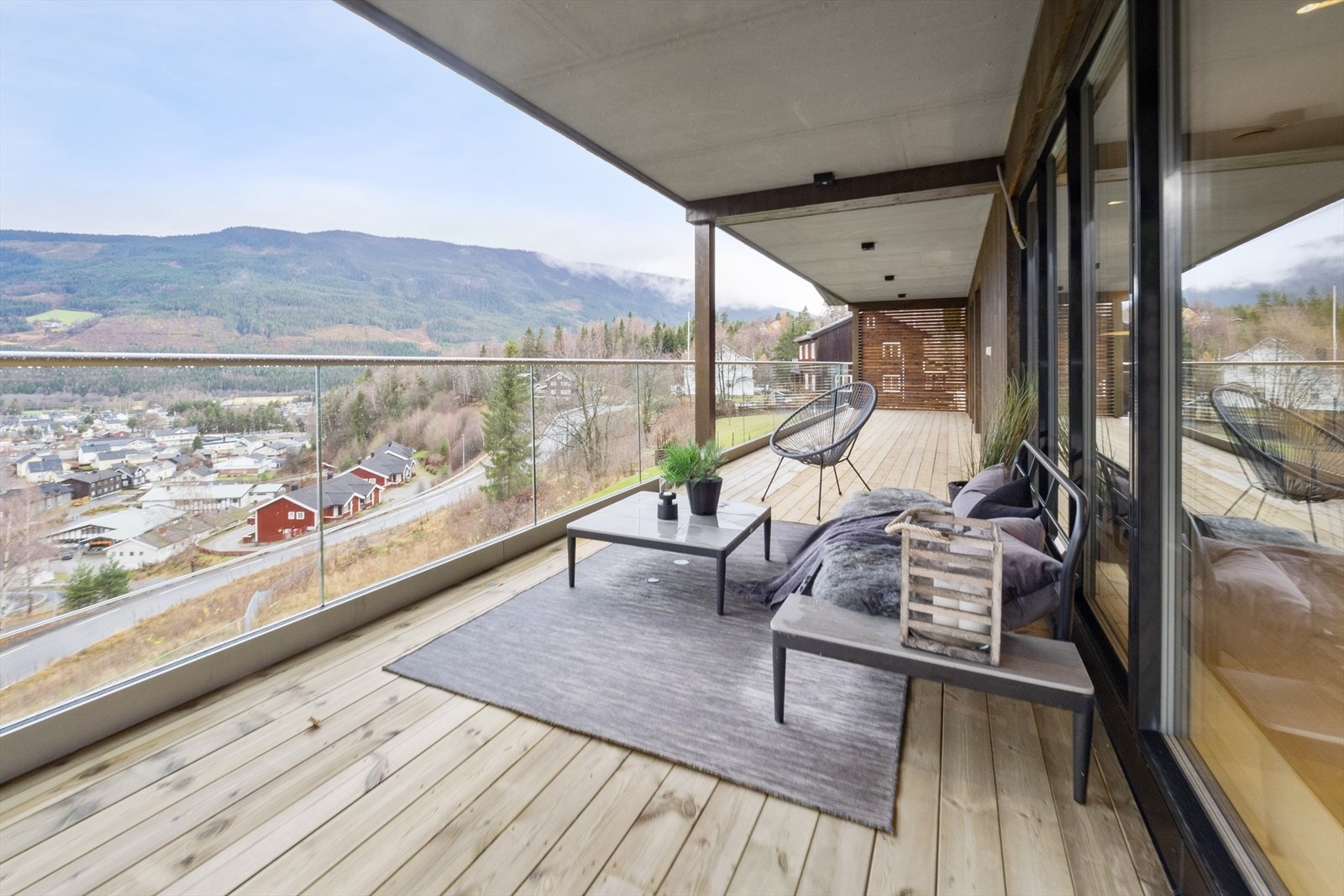 Stor og solrik terrasse. Galleribilde