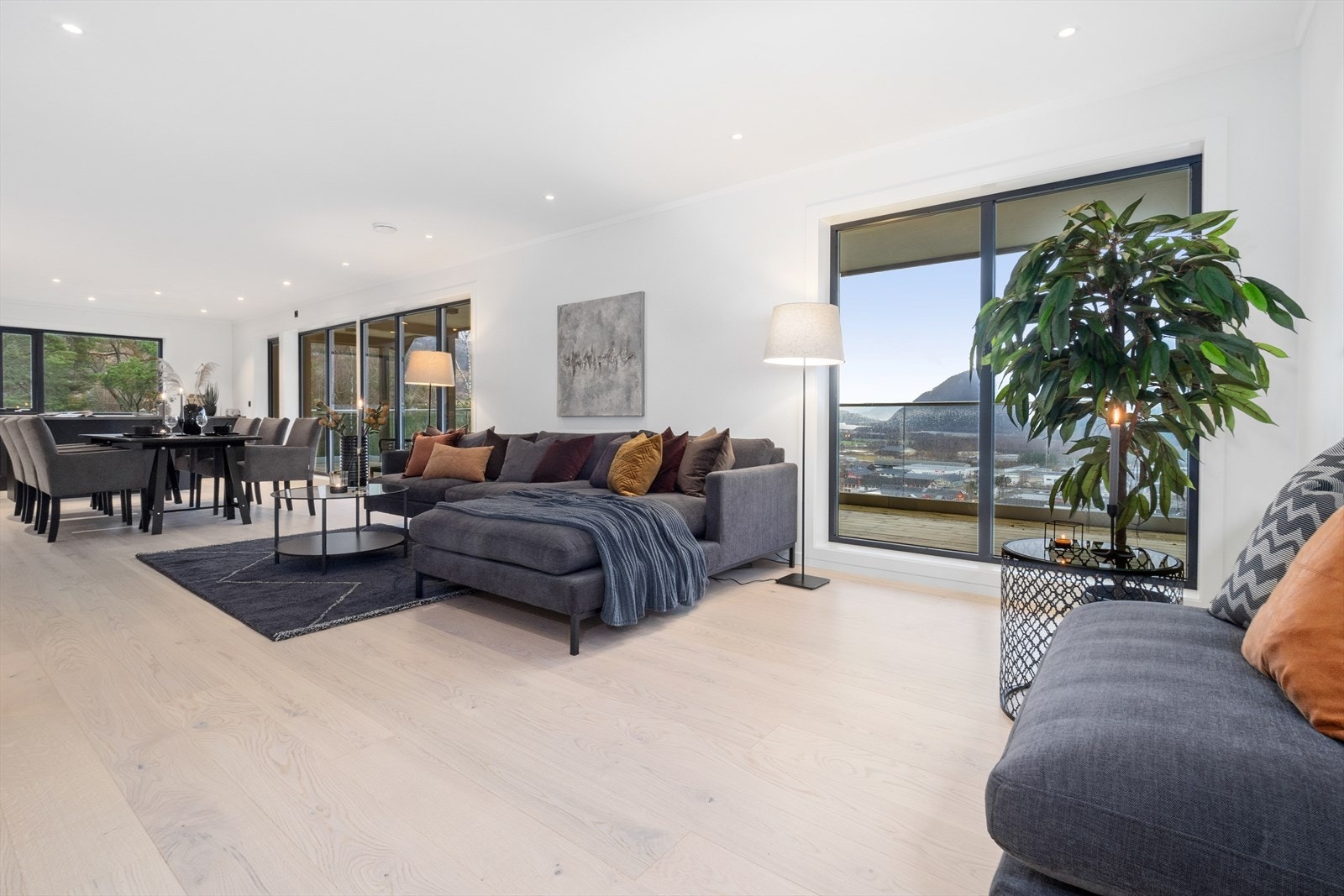 Stuen er romslig og det er god plass til sofa med TV-møblement. Galleribilde