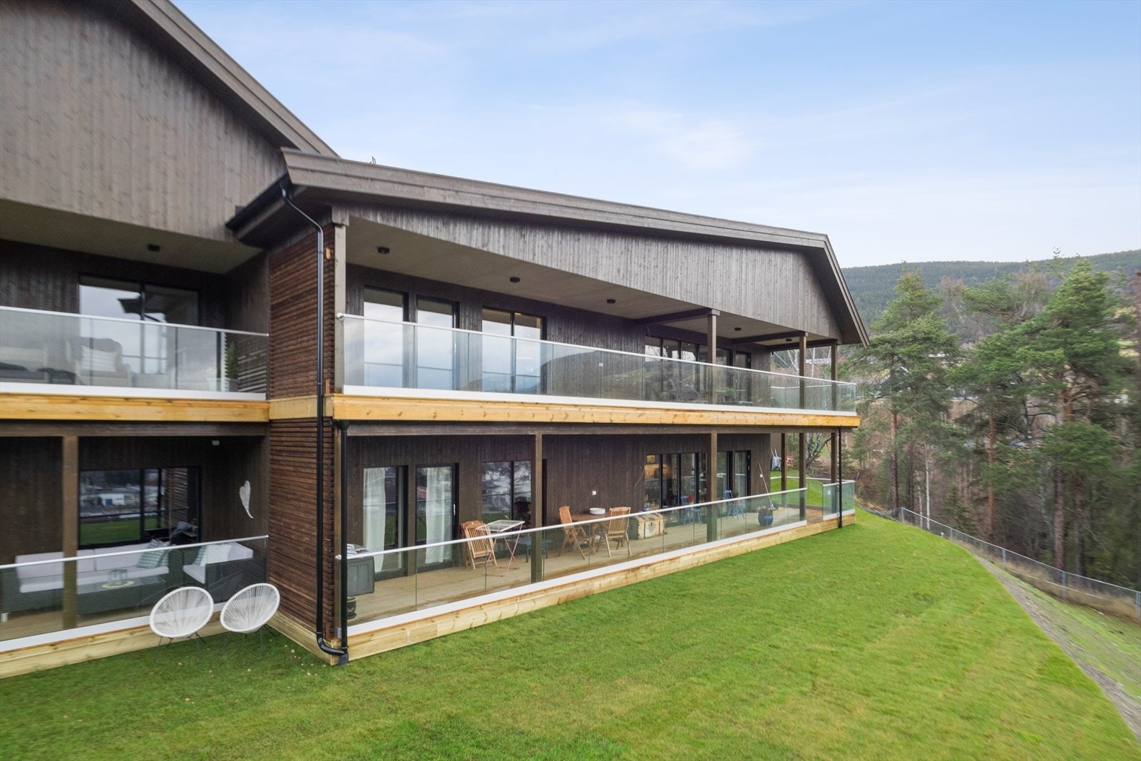 Leiligheten ligger i 2 etasje, med flott utsikt. Galleribilde