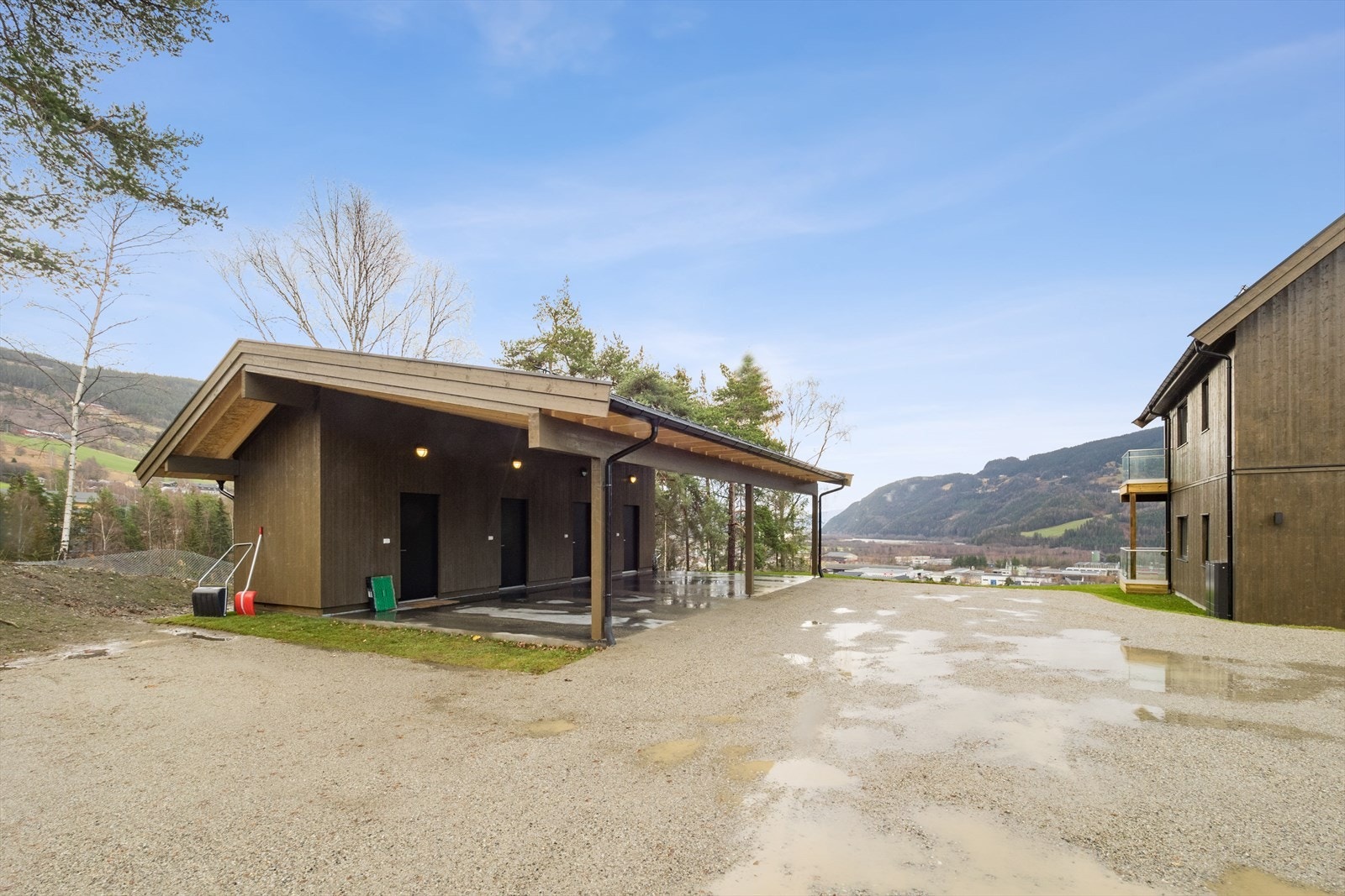 Hver av leilighetene har 1 parkeringsplass i felles carport-anlegg. Galleribilde