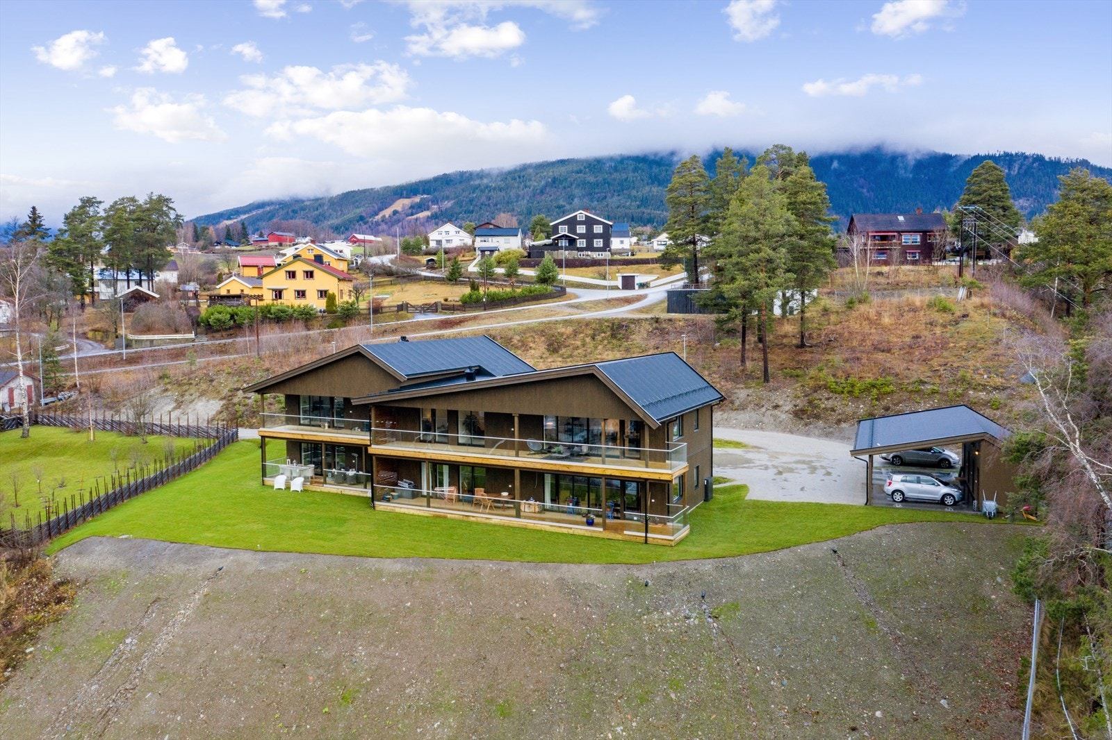 Lekker og ny leilighet beliggende i 2.etg. på en av Ringebus beste tomter. Galleribilde