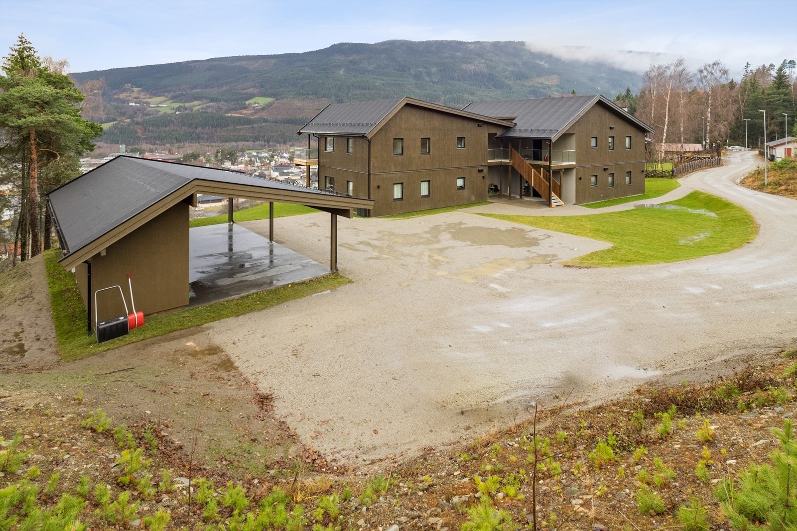 Det er parkering på felles biloppstillingsplass for sameiet. Galleribilde