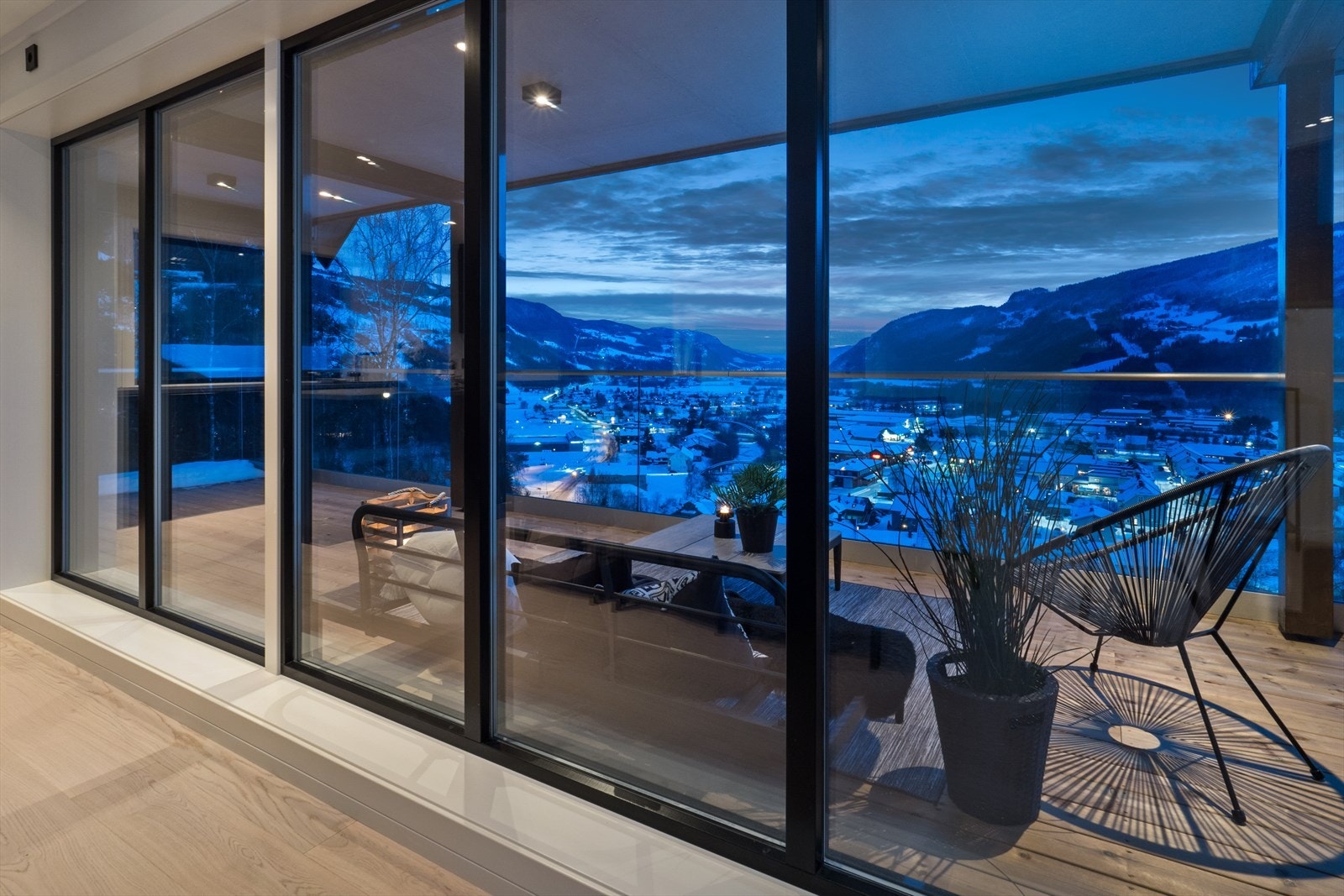 Nyt utsikten mot Ringebu og Gudbrandsdalen. Galleribilde