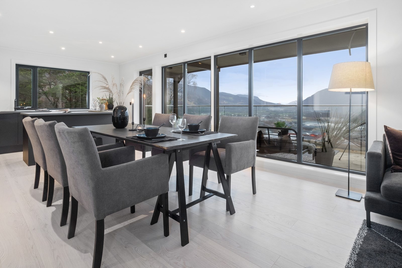 Mellom stuen og kjøkkenet er det plass til en romslig spisestue. Galleribilde