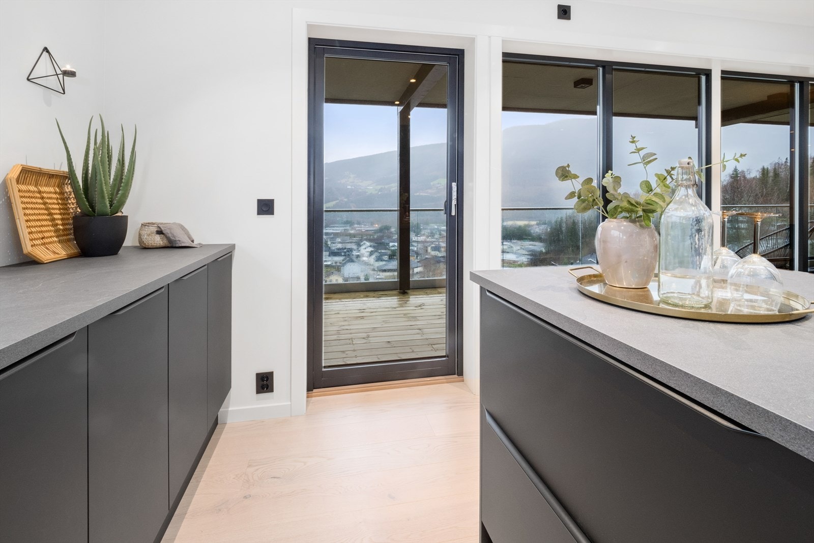 Kjøkkenet er oppgradert med kjøkkenøy og skap/benk på hele sørveggen. Galleribilde