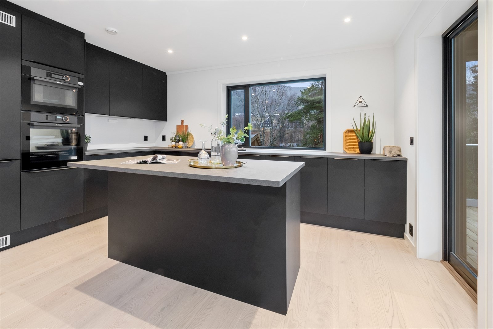 Moderne og stilren kjøkkeninnredning fra Designa. Galleribilde