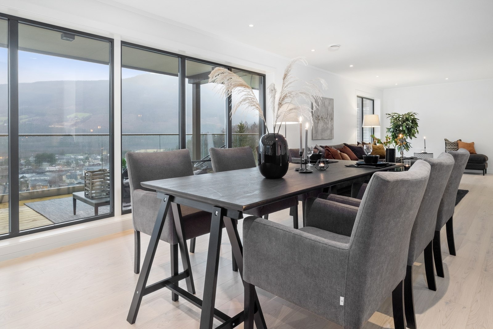 Her kan man nyte et bedre måltid samtidig som man nyter den flotte utsikten. Galleribilde