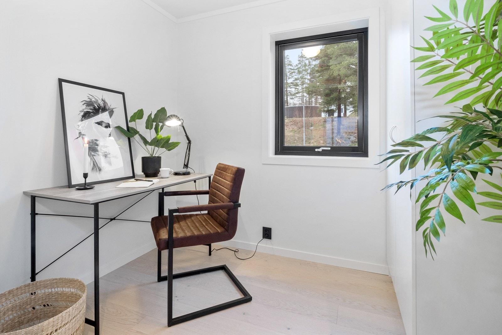 Leiligheten har eget kontor. Galleribilde