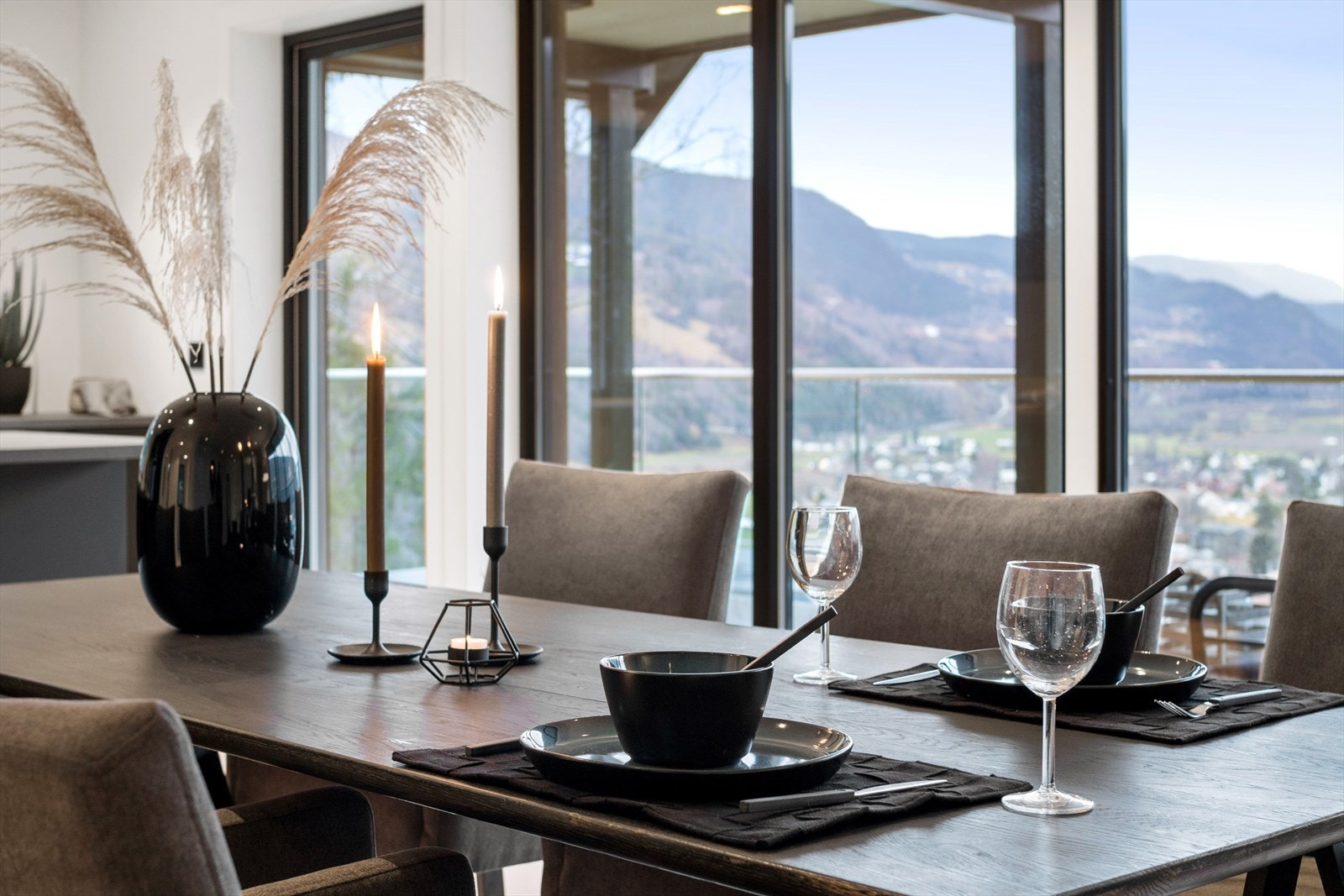 Detaljer fra spisestuen. Galleribilde