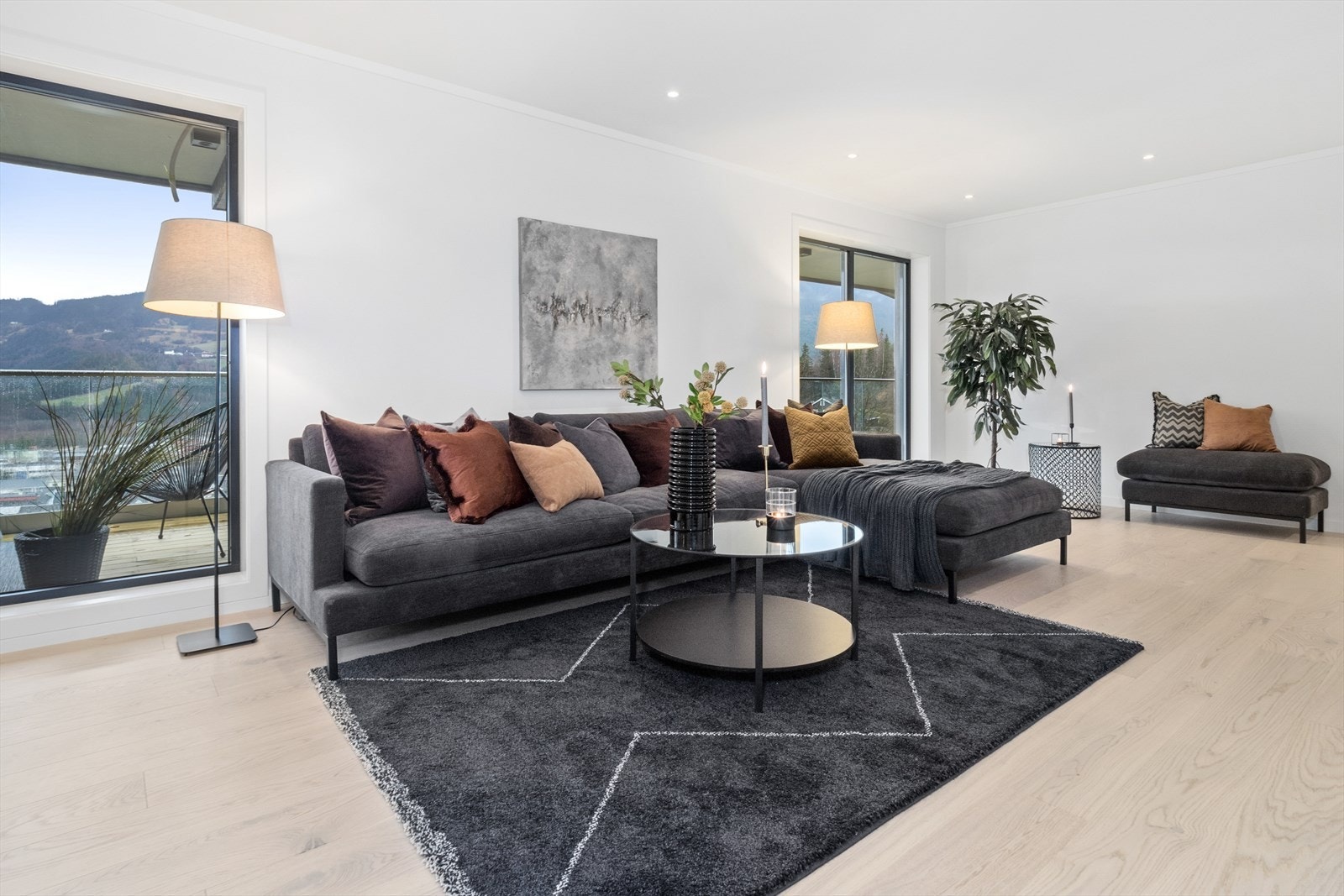 Stuen er lys og innbydende med store vinduer som gir gode lysforhold. Galleribilde