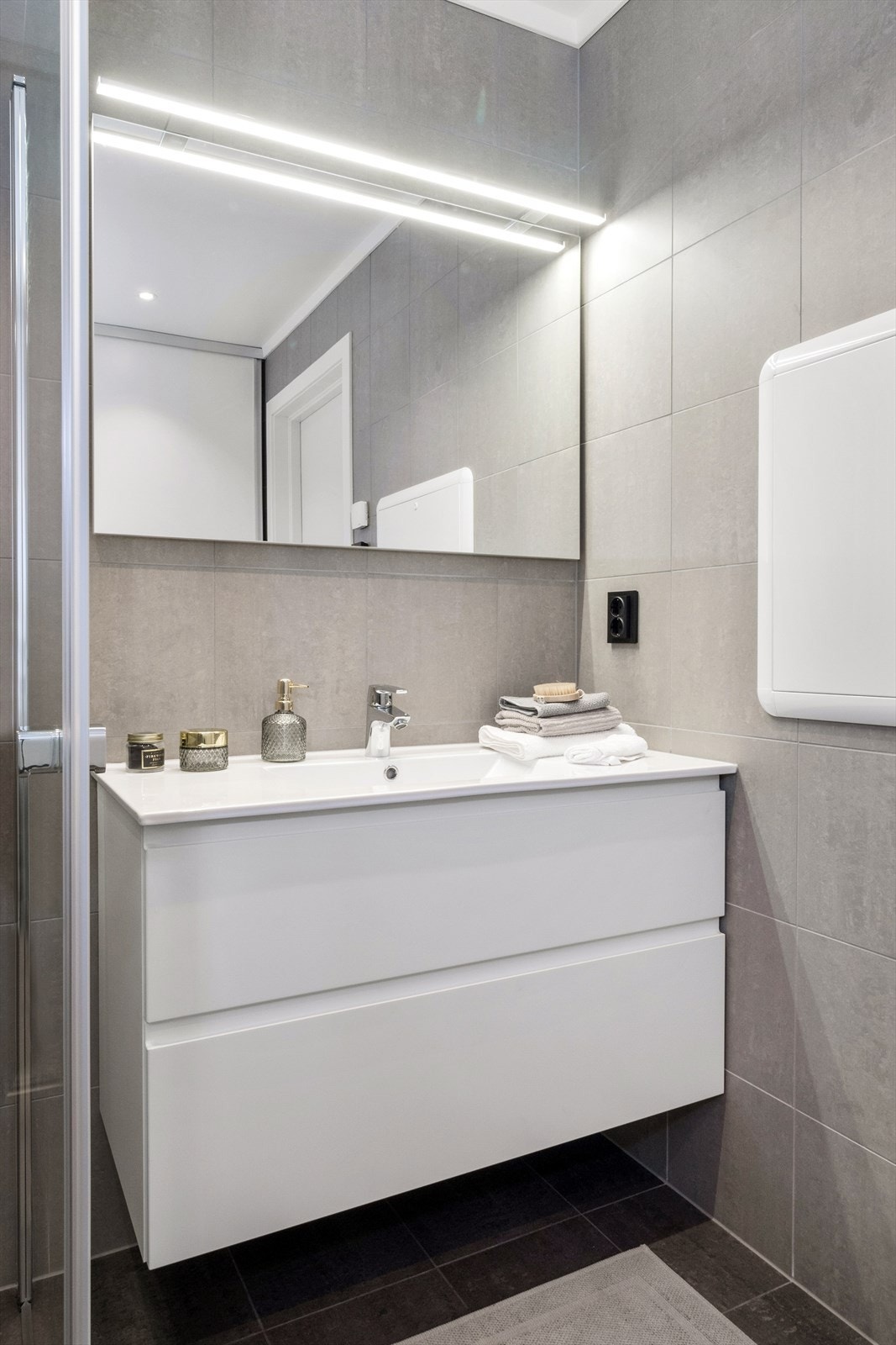 Designa baderomsinnredning av typen Cassøe med heldekkende servanttopp. Galleribilde