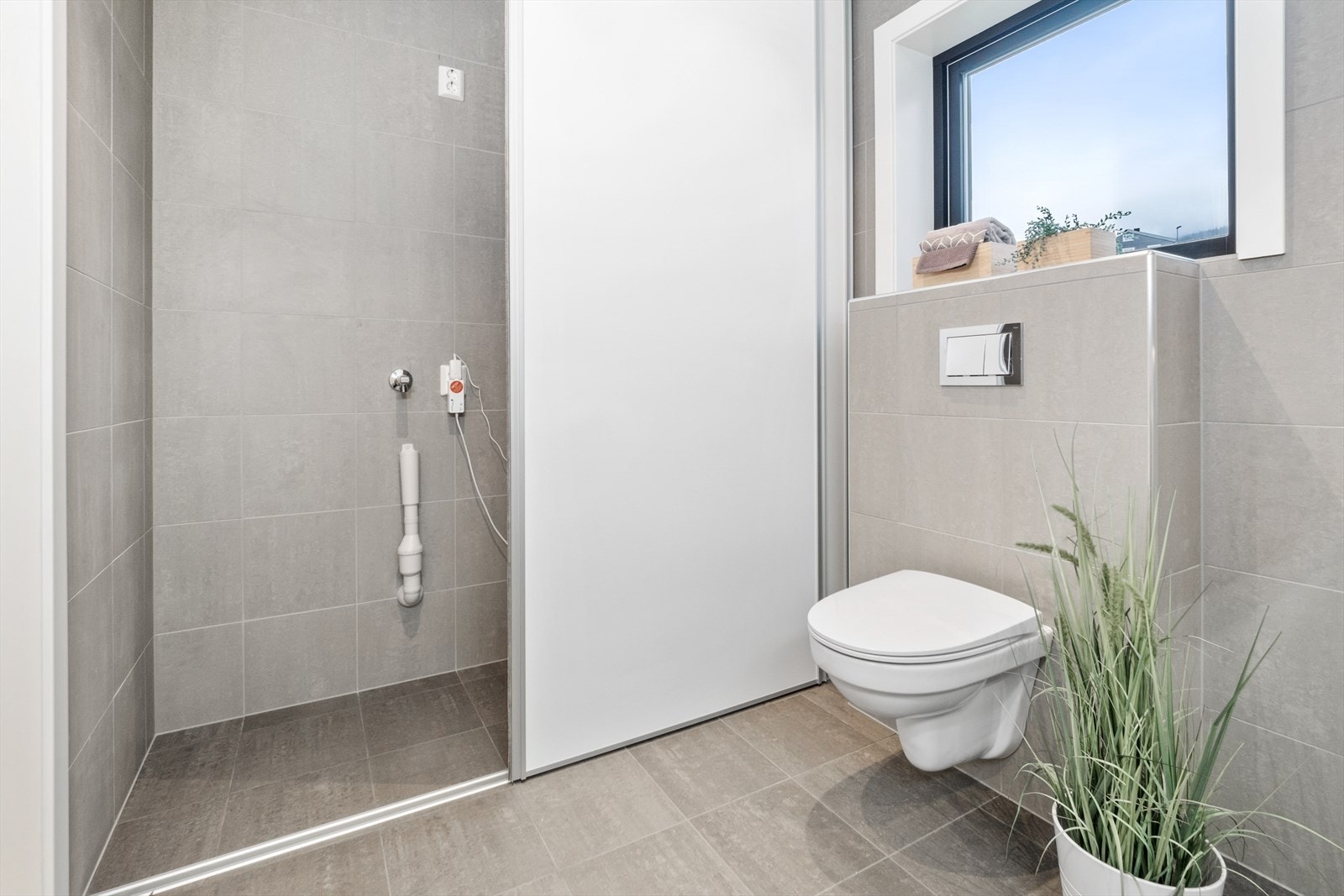 Det er opplegg for vaskemaskin samt VVB som er plassert på bad og avdelt med skyvedører. Galleribilde