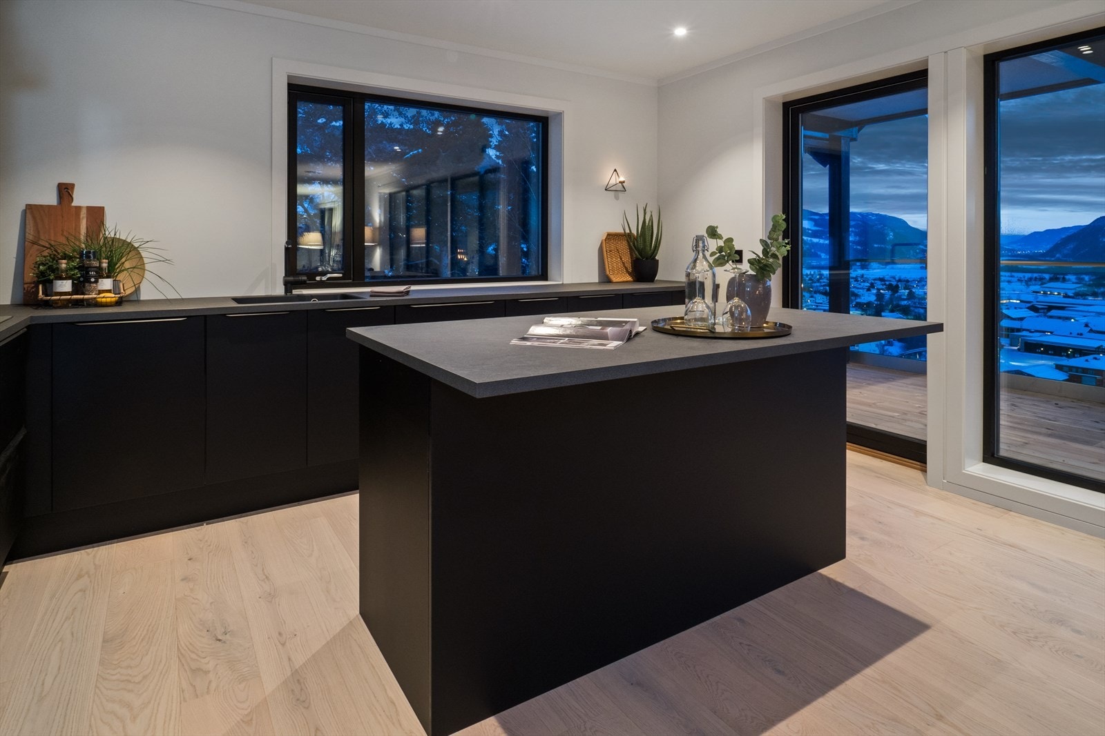 Moderne og lekkert kjøkken - god plass med arbeidsflater og oppbevaring Galleribilde