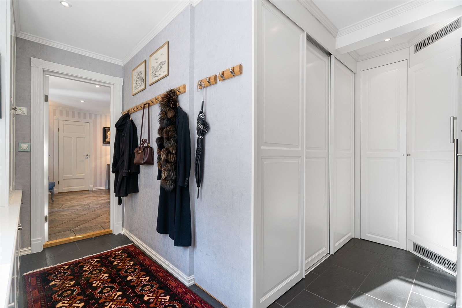 Bra med garderobeløsninger i eget rom i tilknytning til hallen Galleribilde