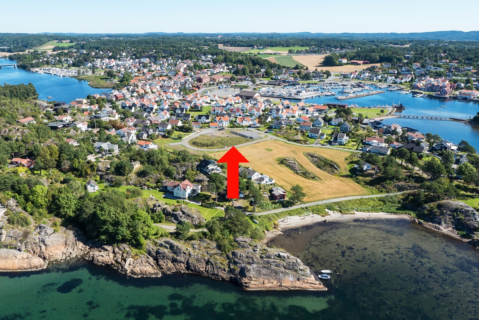 Tomteområdet har ingen bebyggelse foran seg mot sjøen Galleribilde