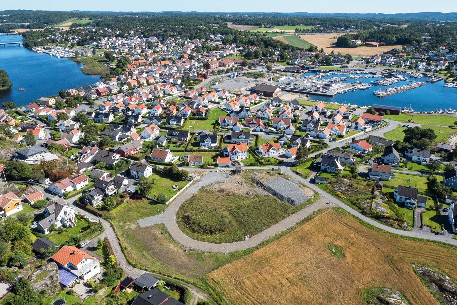 Steinsnes Vest med Hølen båthavn og Lågen i bakgrunnen - bilde tatt i 2016 Galleribilde