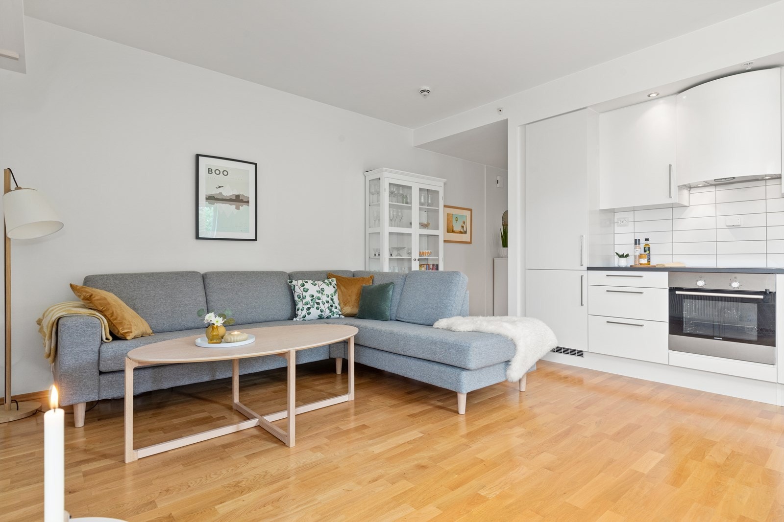 Stuen har god plass til en sofagruppe. Galleribilde