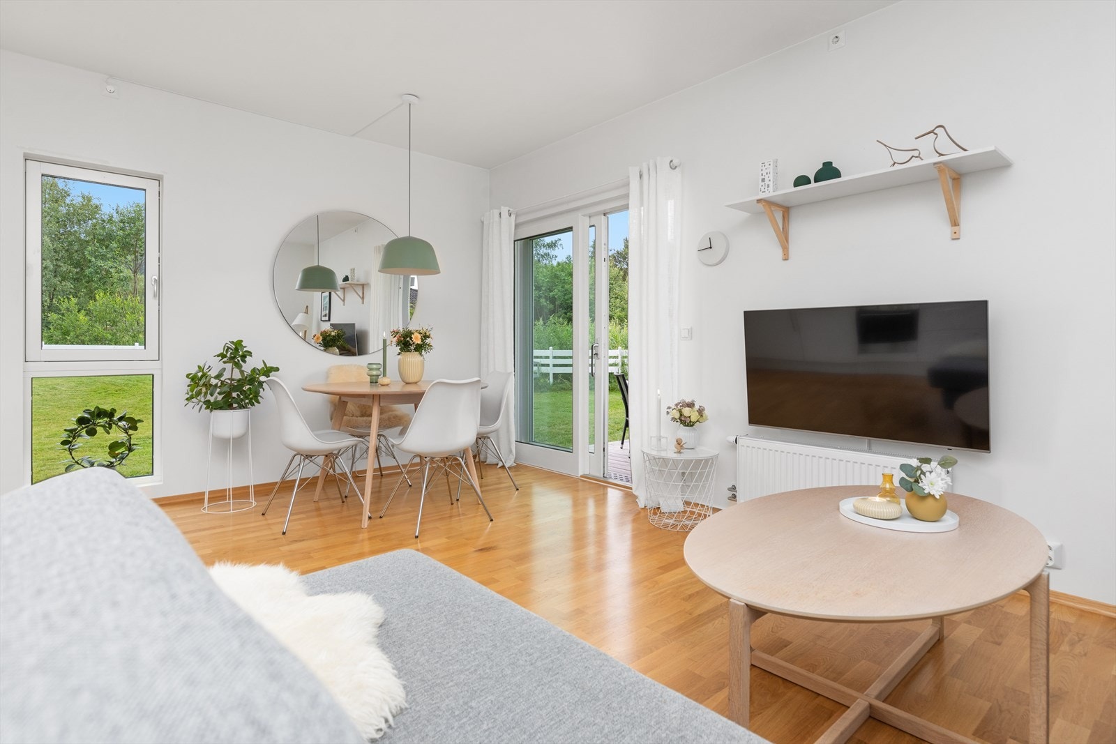 Stuen har en god takhøyde med utgang til solrik terrasse. Galleribilde