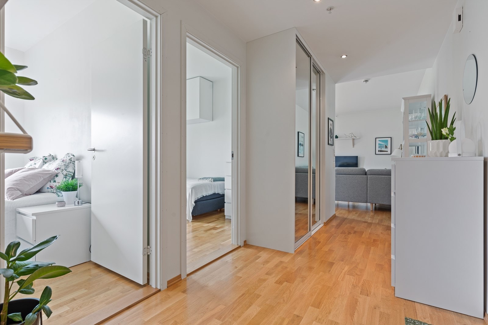 Lys og romslig gang med skyvedørsgarderobe. Galleribilde