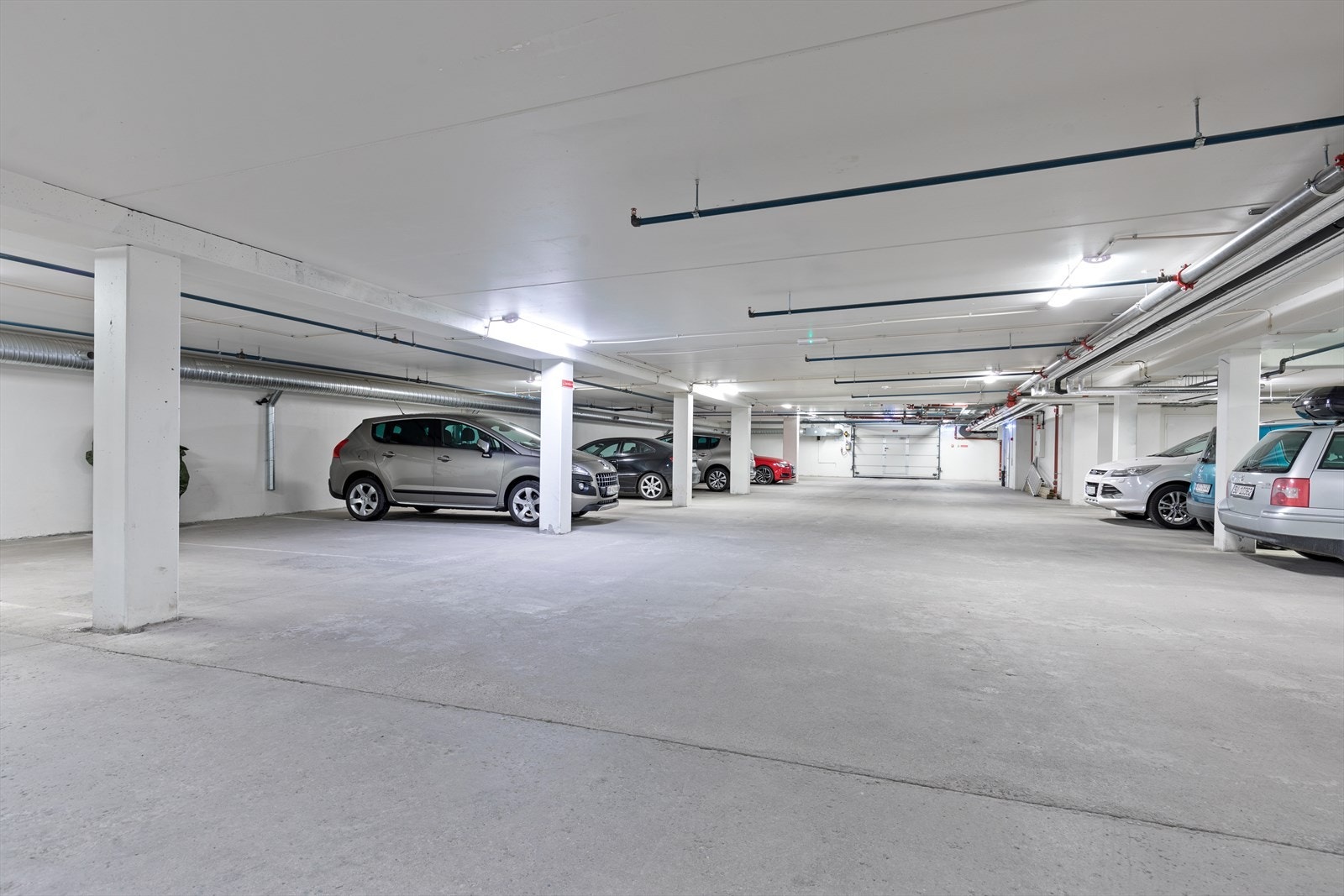 Fast parkeringsplass i oppvarmet parkeringskjeller. Galleribilde