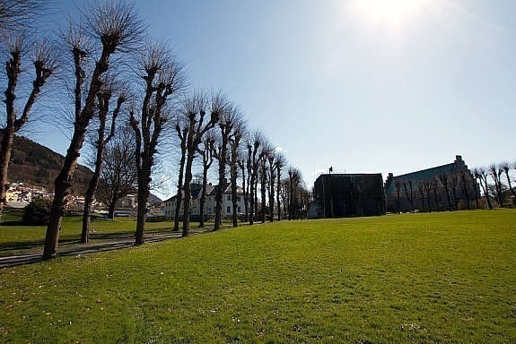 Like ved ligger Bergenhus Festning med store grøntarealer Galleribilde