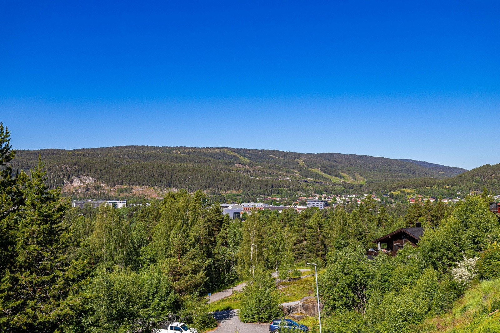 Balkongen har herlig utsikt til Funkelia og åsene rundt. Galleribilde