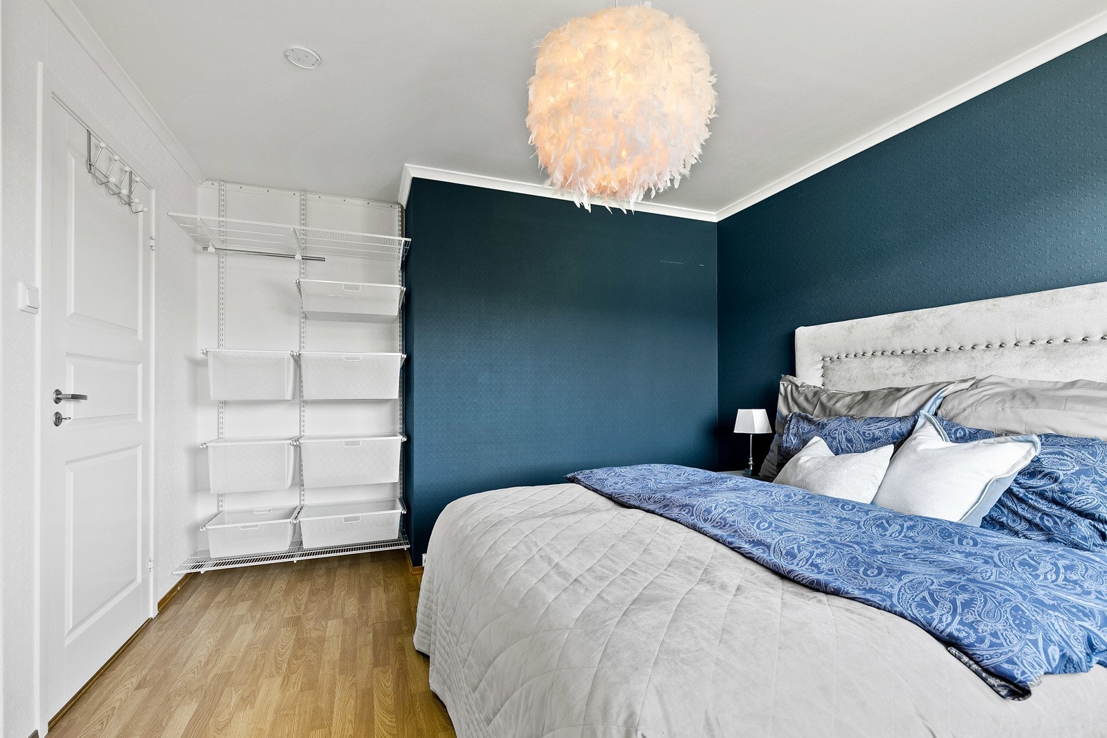 Her er det god plass til dobbeltseng og tilhørende nattbord. Galleribilde