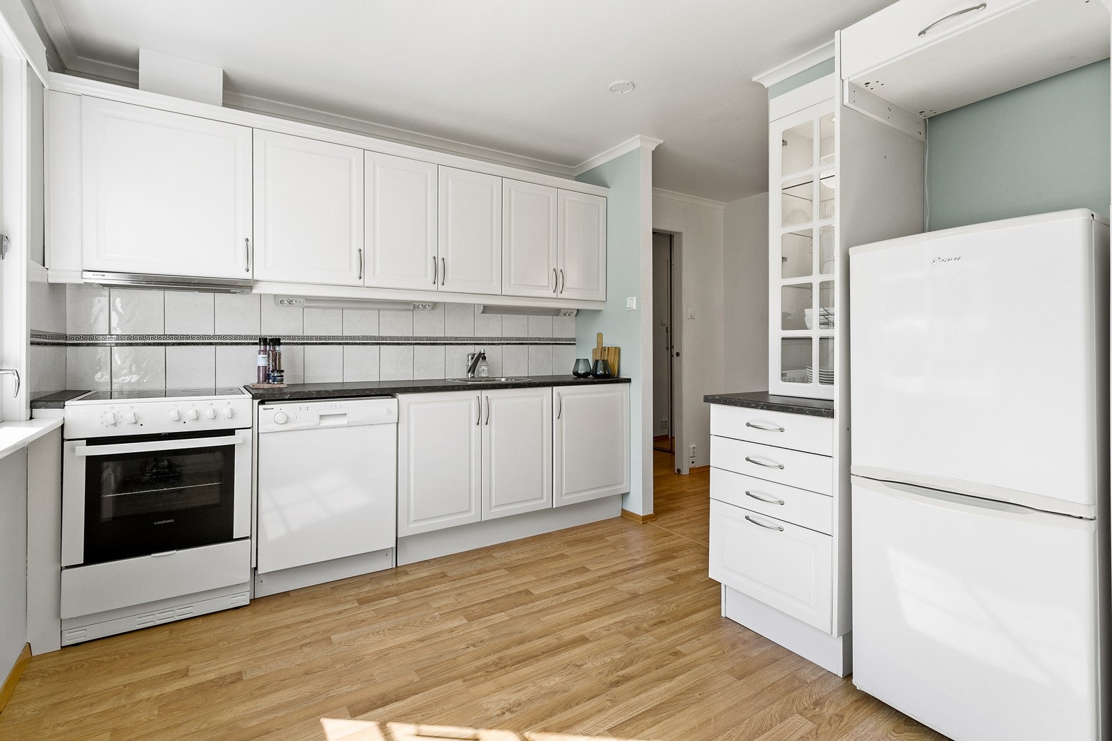 Kjøkkenet ligget i eget rom med pen innredning fra 2019. Galleribilde