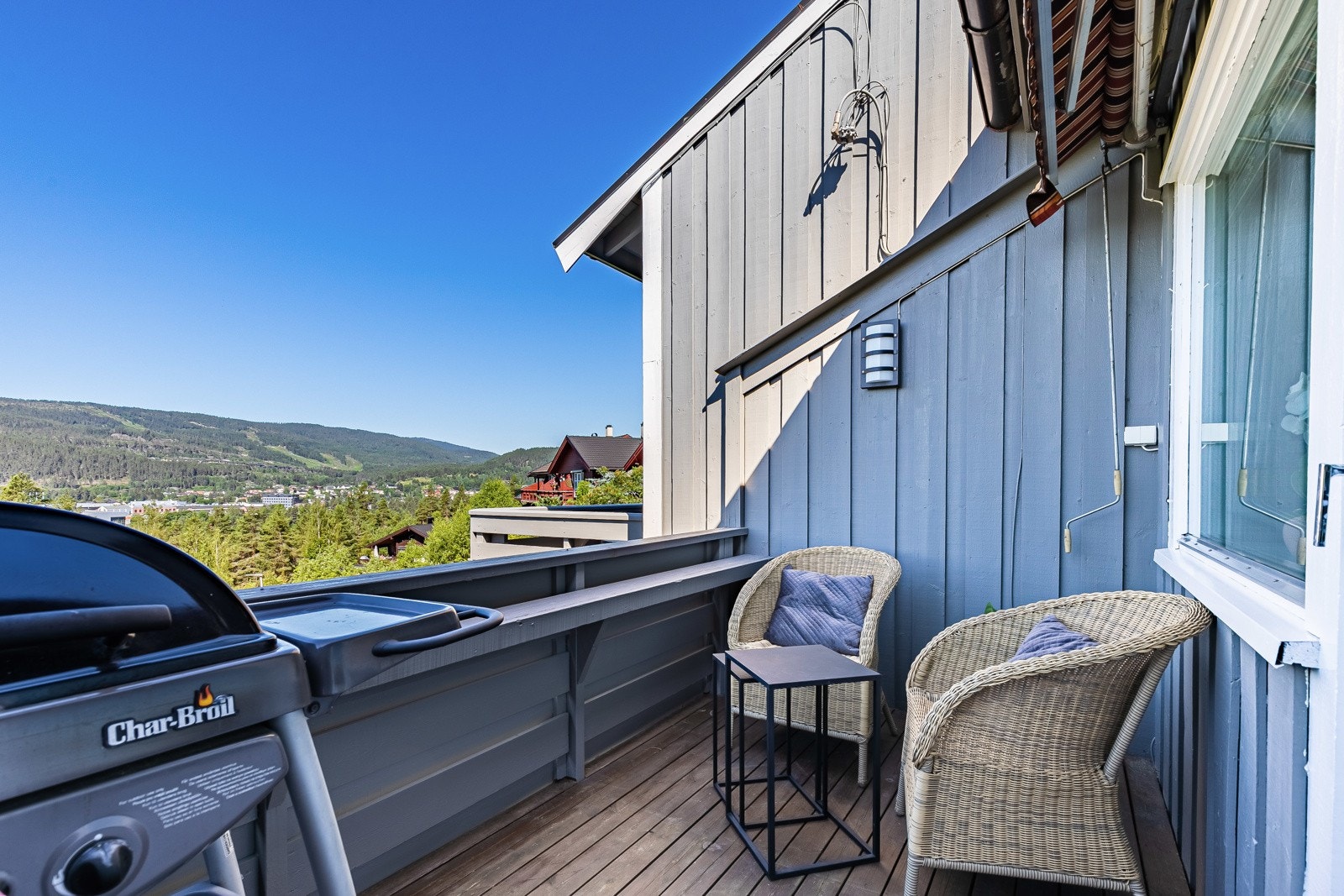 På balkongen er det fin plass til bord og stoler, og annen møblering som grill. Galleribilde