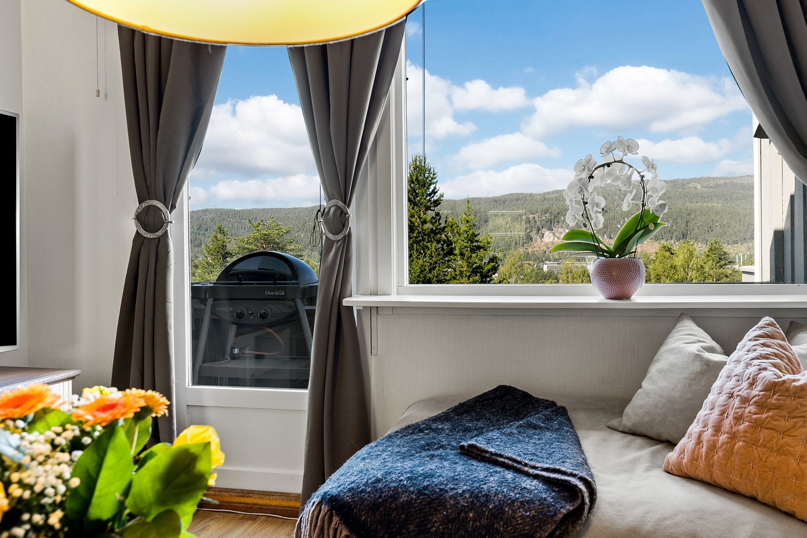 Det er gode vindusflater i stuen og gjennomgående lysinnslipp fra vinduet i kjøkken gir en ekstra luftig følelse. Galleribilde