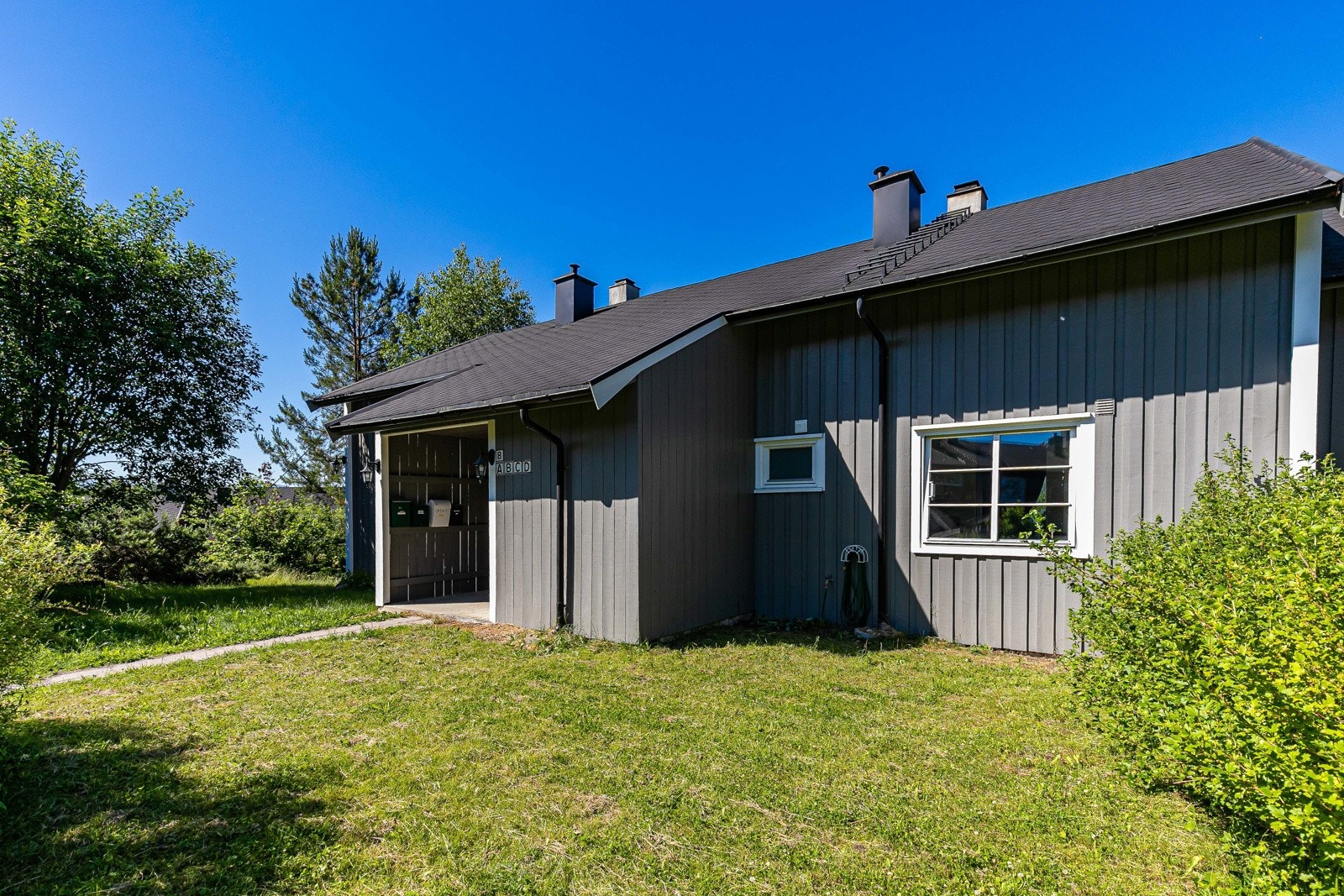 Leiligheten ligger i byggets andre etasje med adkomst fra bakkeplan. Galleribilde