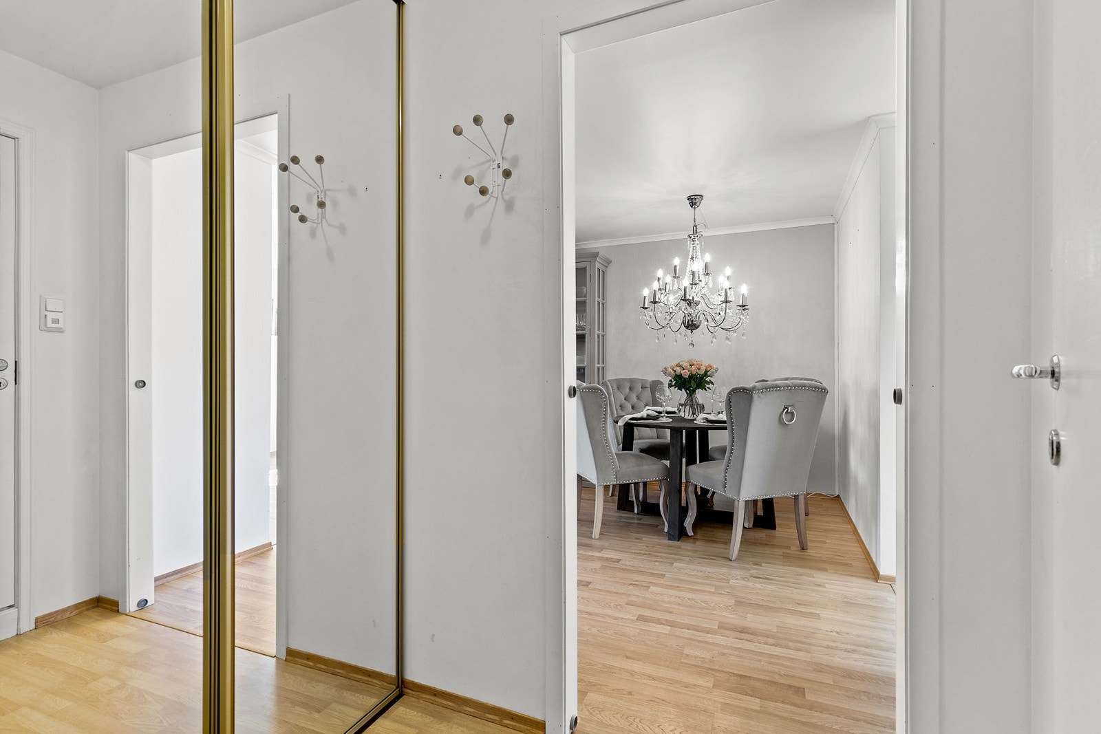 Entréen har laminatgulv, samt hvitmalte vegger og himling. En skyvedørsgarderobe med speildører gir god plass for oppbevaring av yttertøy og sko. Galleribilde