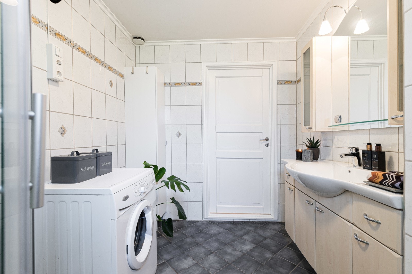 Gulvvarme sørger for jevn romtemperatur. Det er også opplegg for vaskemaskin og tørketrommel. Galleribilde