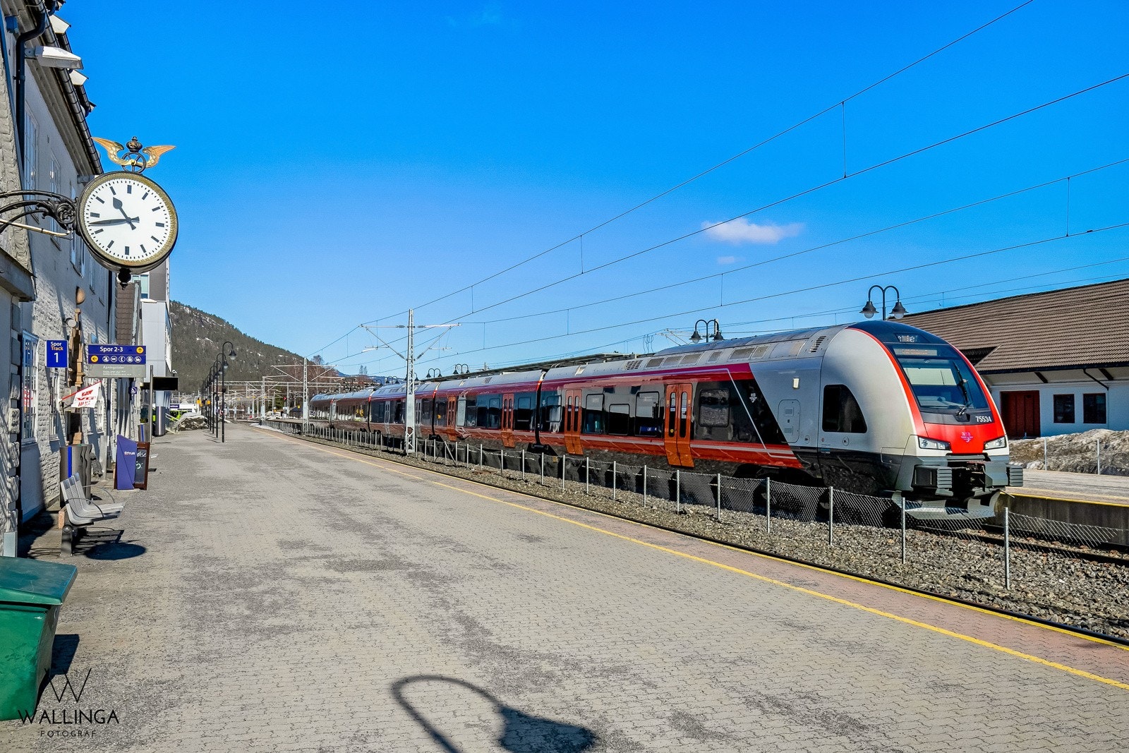 Nærmeste holdeplass er Gamlegrendåsen skole og ligger ca. 450 m fra boligen. Ellers tar det ca. 5 minutter å kjøre til Kongsberg stasjon. Galleribilde