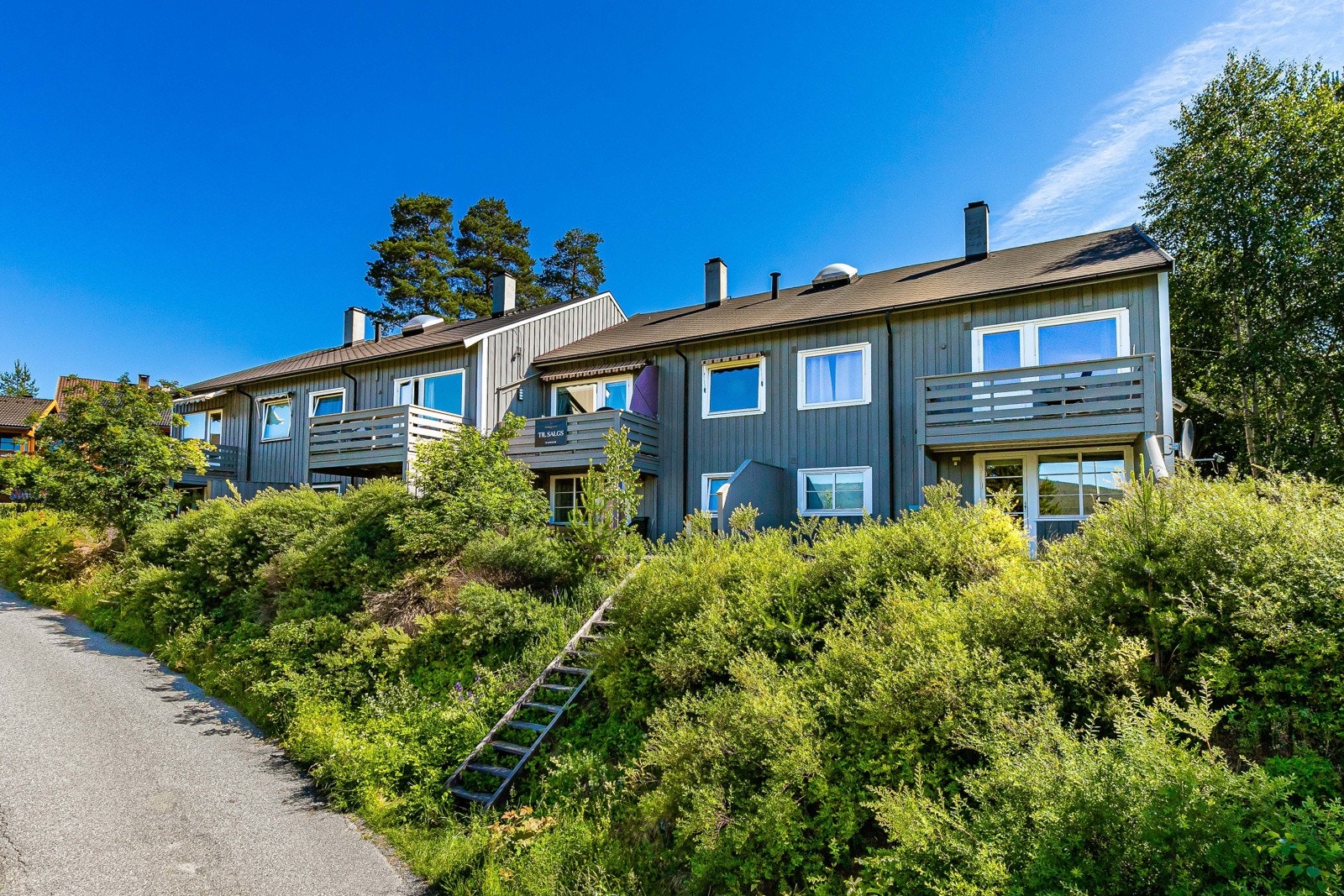 Uteplassen oppleves som lun og privat med vegg mot nabo på den ene siden og uttrekkbar skjerm på den andre siden. Galleribilde