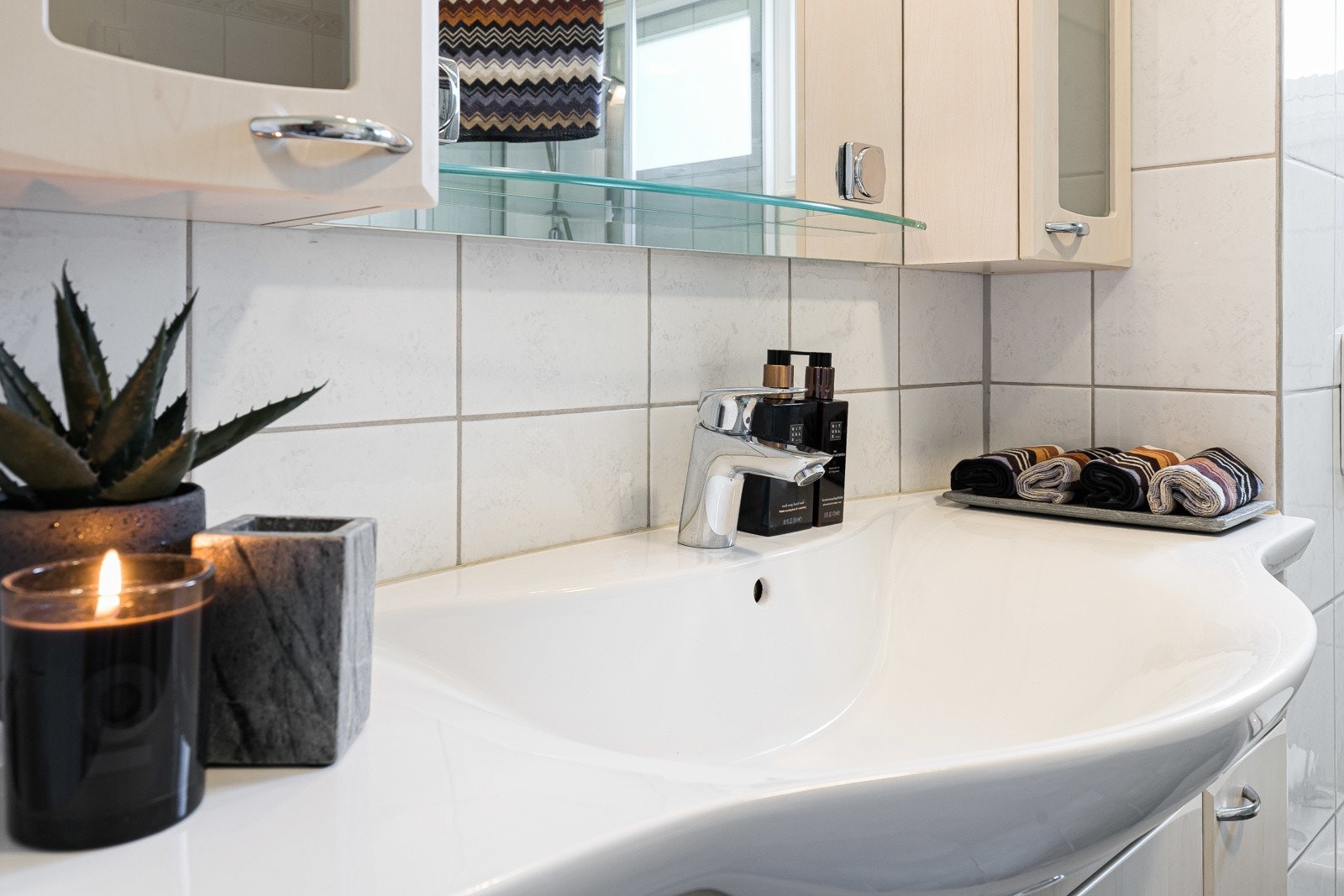 Heldekkende servant med møblement. Galleribilde