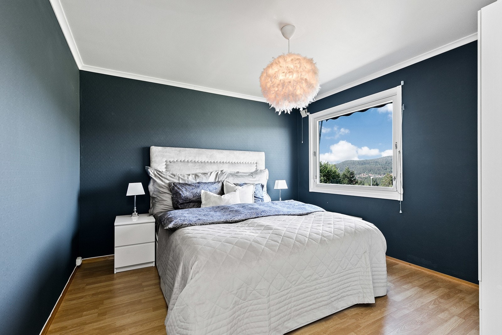 Leiligheten har et soverom med vindu mot vest og fin utsikt. Galleribilde