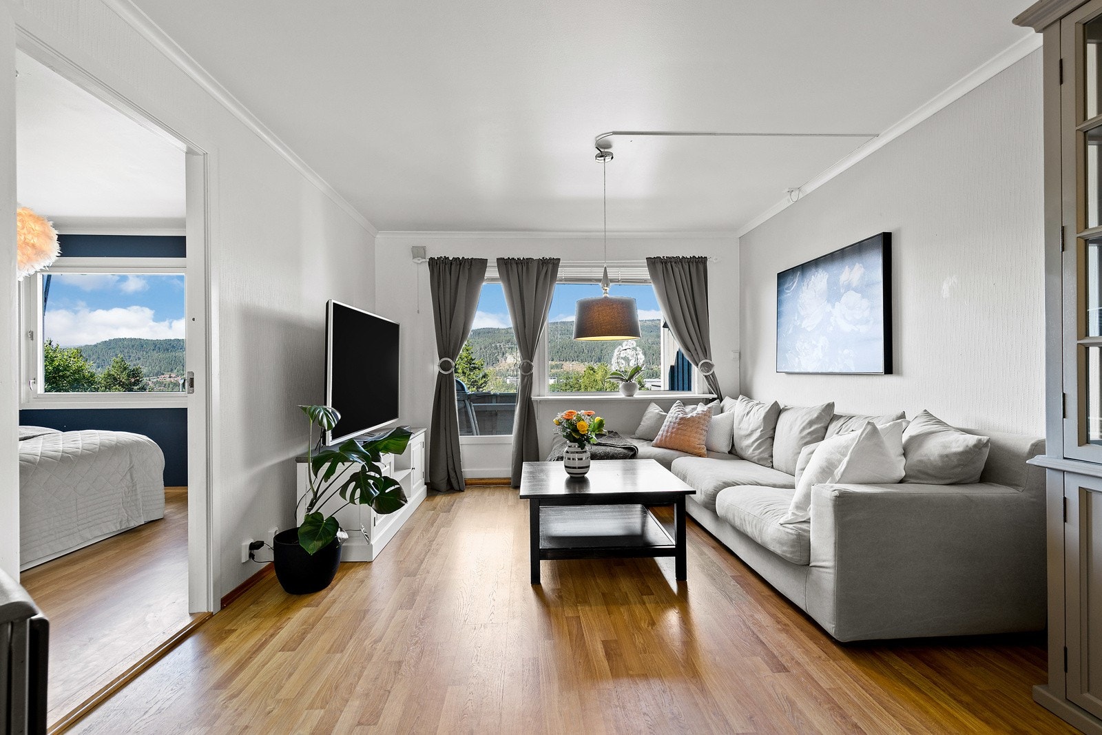 Leiligheten har en lys og innbydende stue med fin plass til sofagruppe og spisebord. Galleribilde