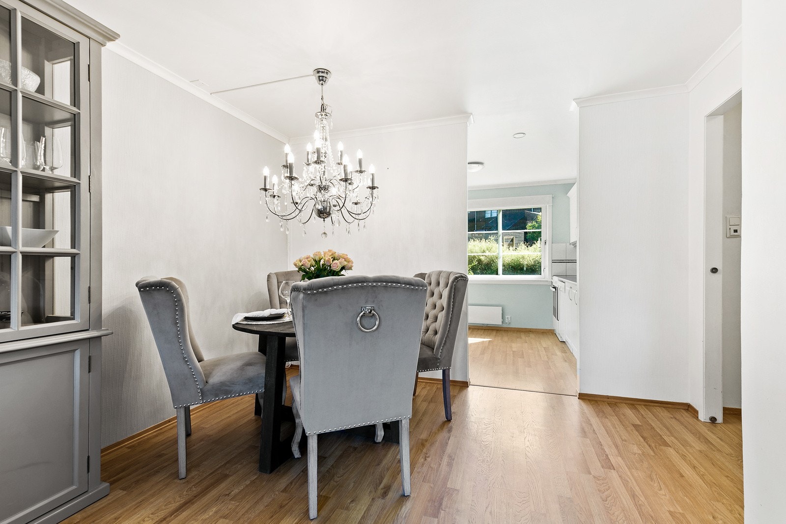 Mellom stue og kjøkken er det plass for spisebord. Galleribilde