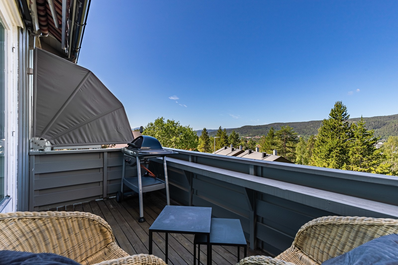 Fra stuen er det utgang til en vestvendt og solrik balkong på ca.10 kvm. Galleribilde