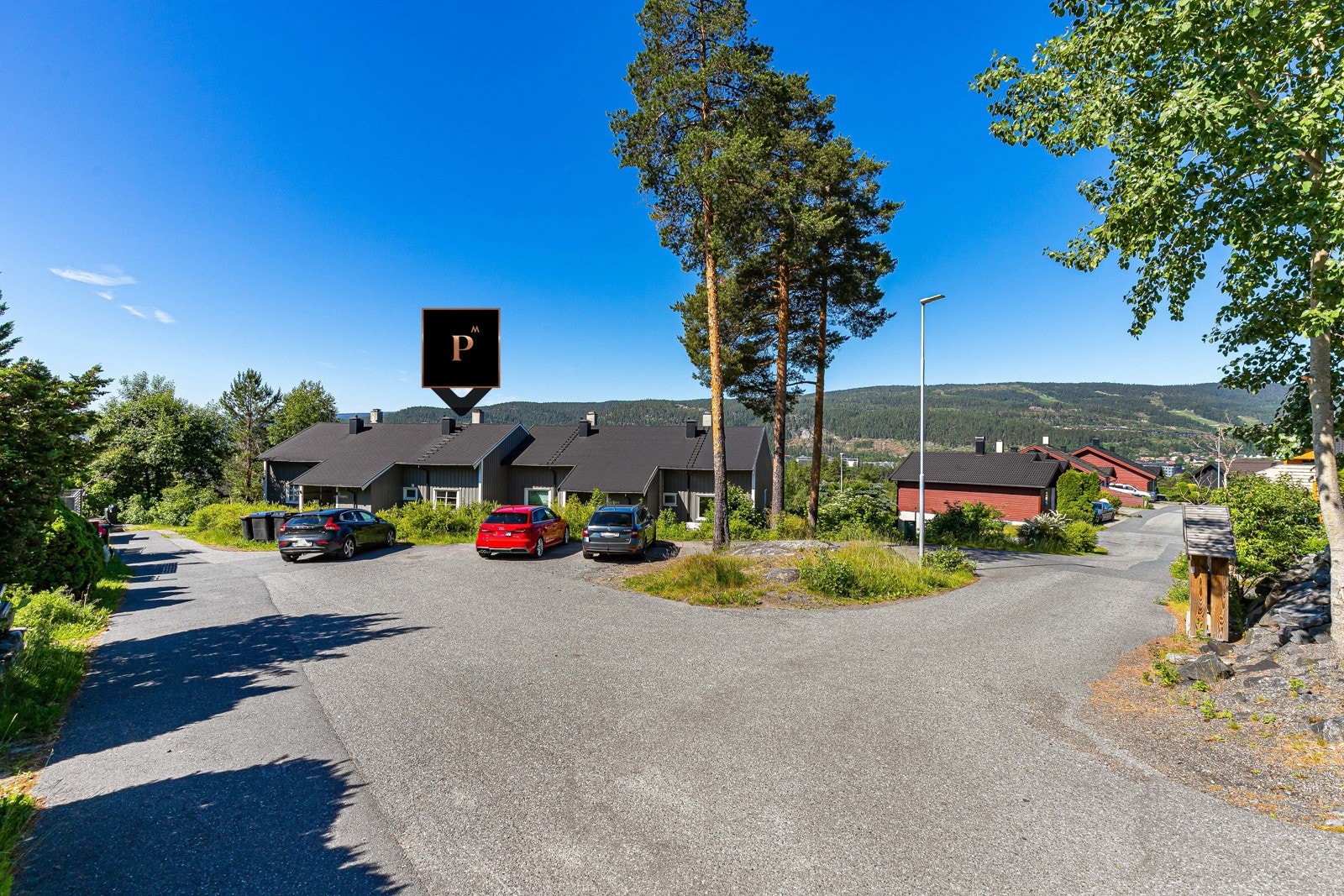 Det medfølger en biloppstillingsplass utenfor boligen. Galleribilde