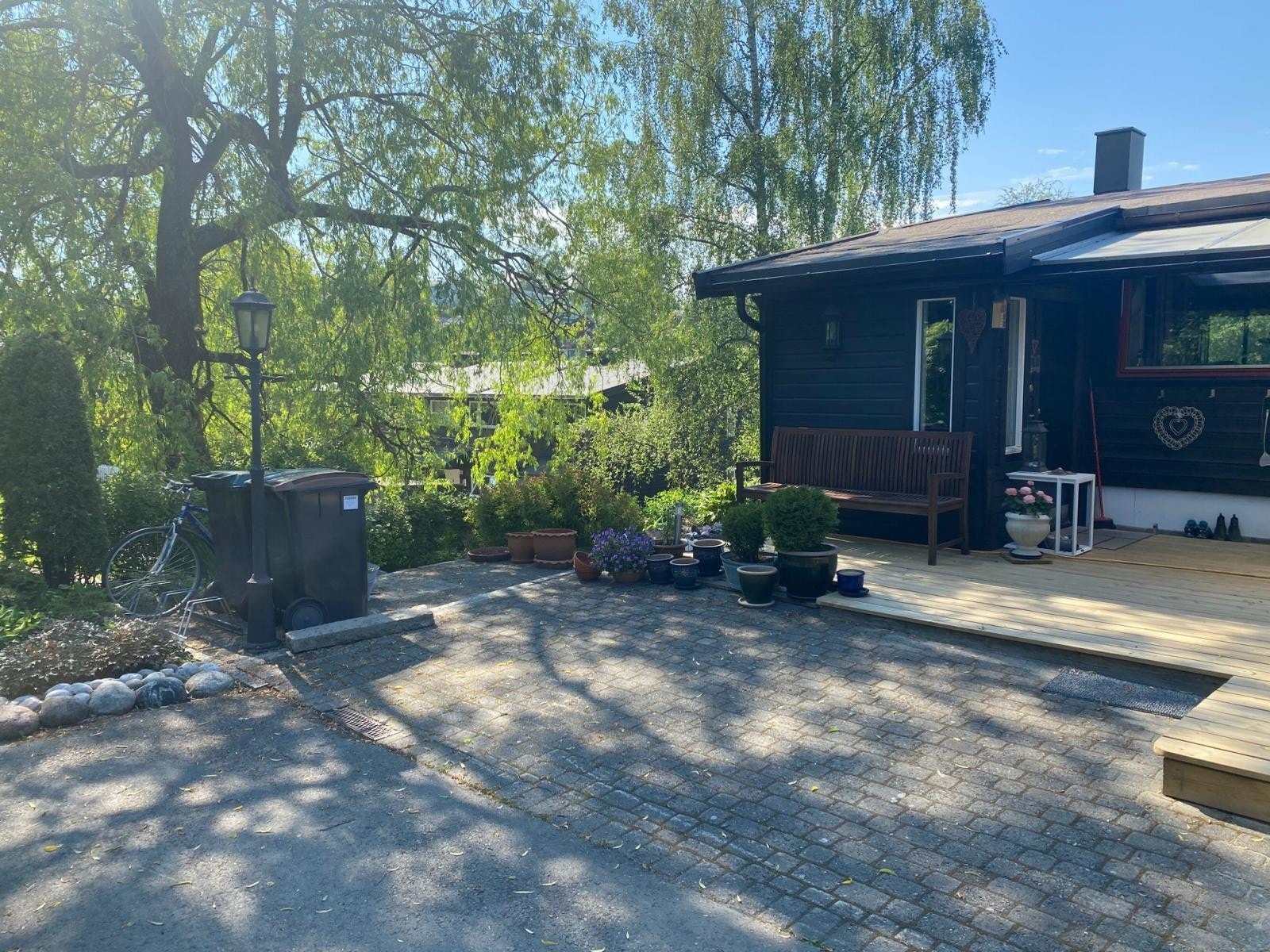 Pent opparbeidet tomt med stauder og grenser mot fellesareal med vakkert piltre. Galleribilde